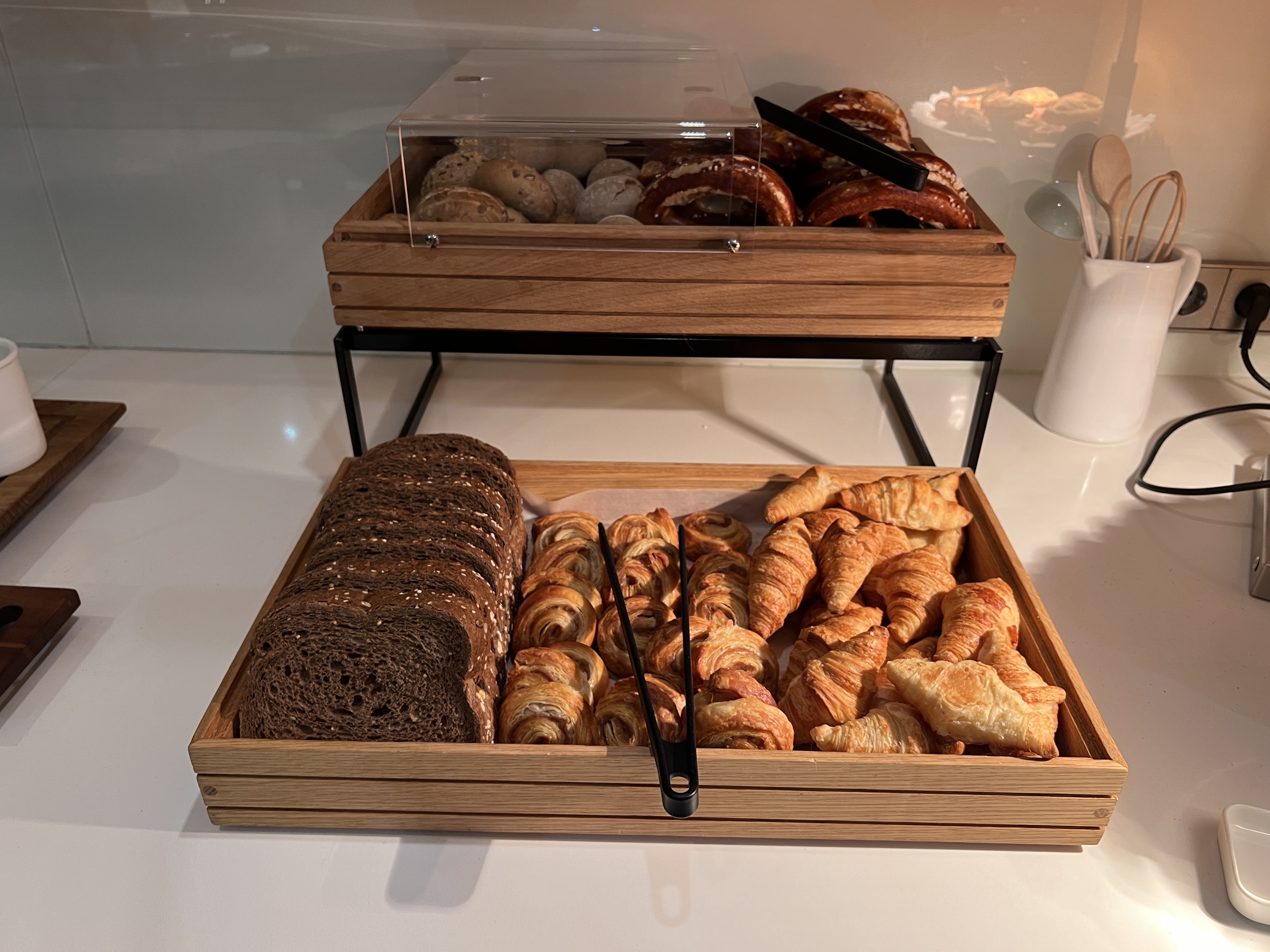 Air Canada business Maple Leaf Lounge Frankfurt breakfast options Air Canada business Maple Leaf Lounge Frankfurt breakfast options