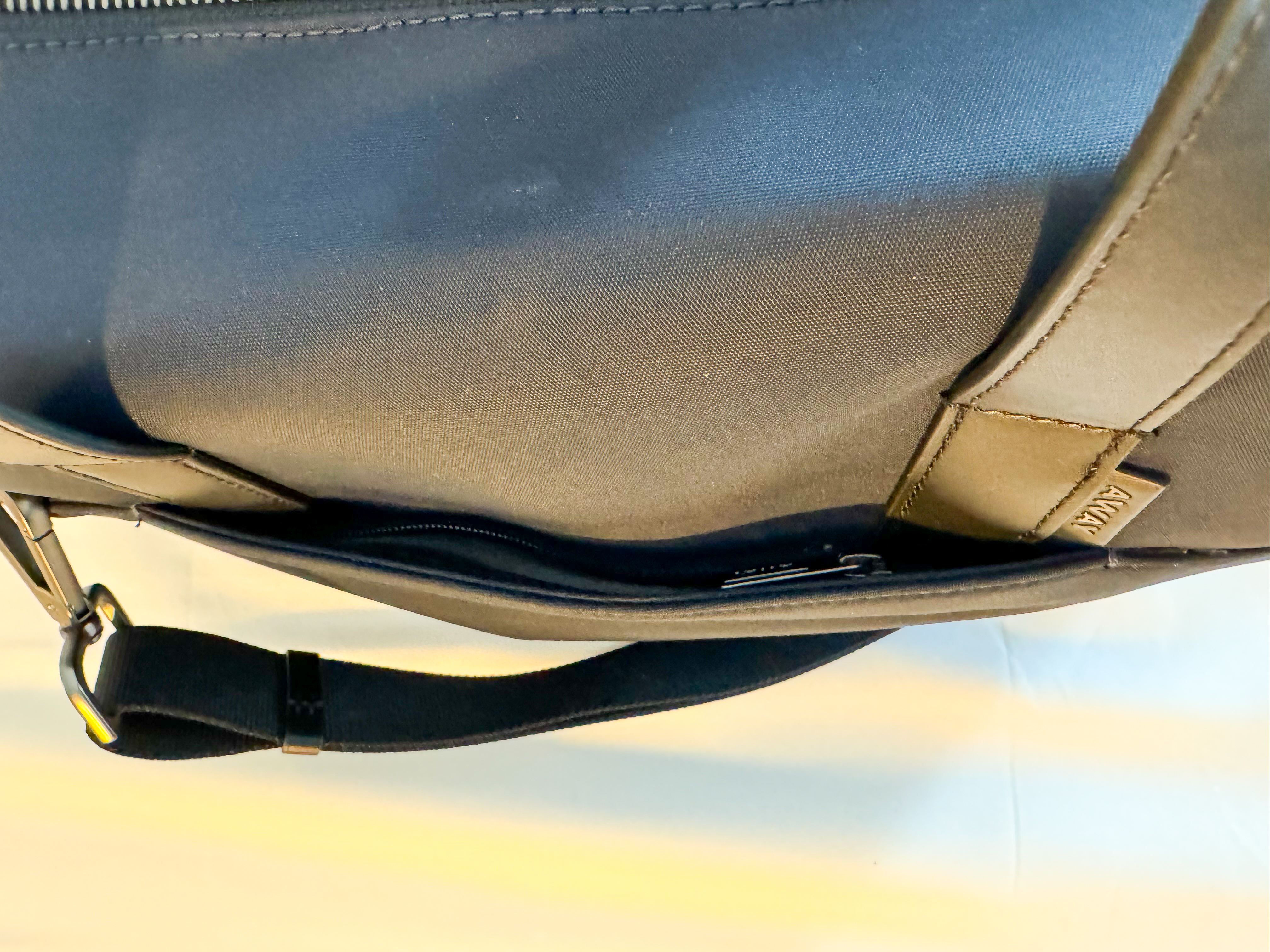 Away The Everywhere Bag secret pocket Away The Everywhere Bag secret pocket