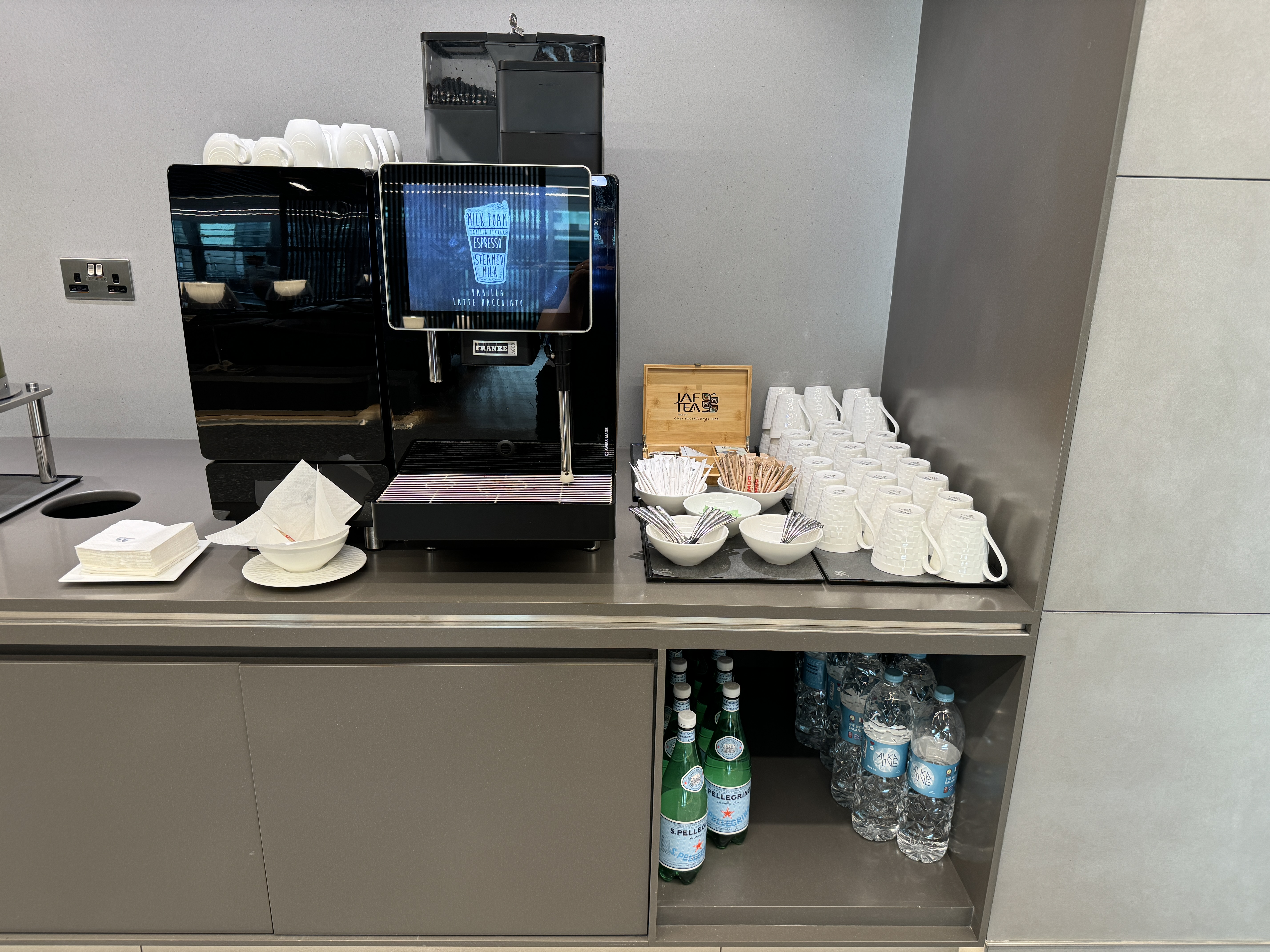 DOH Gold Lounge South coffee