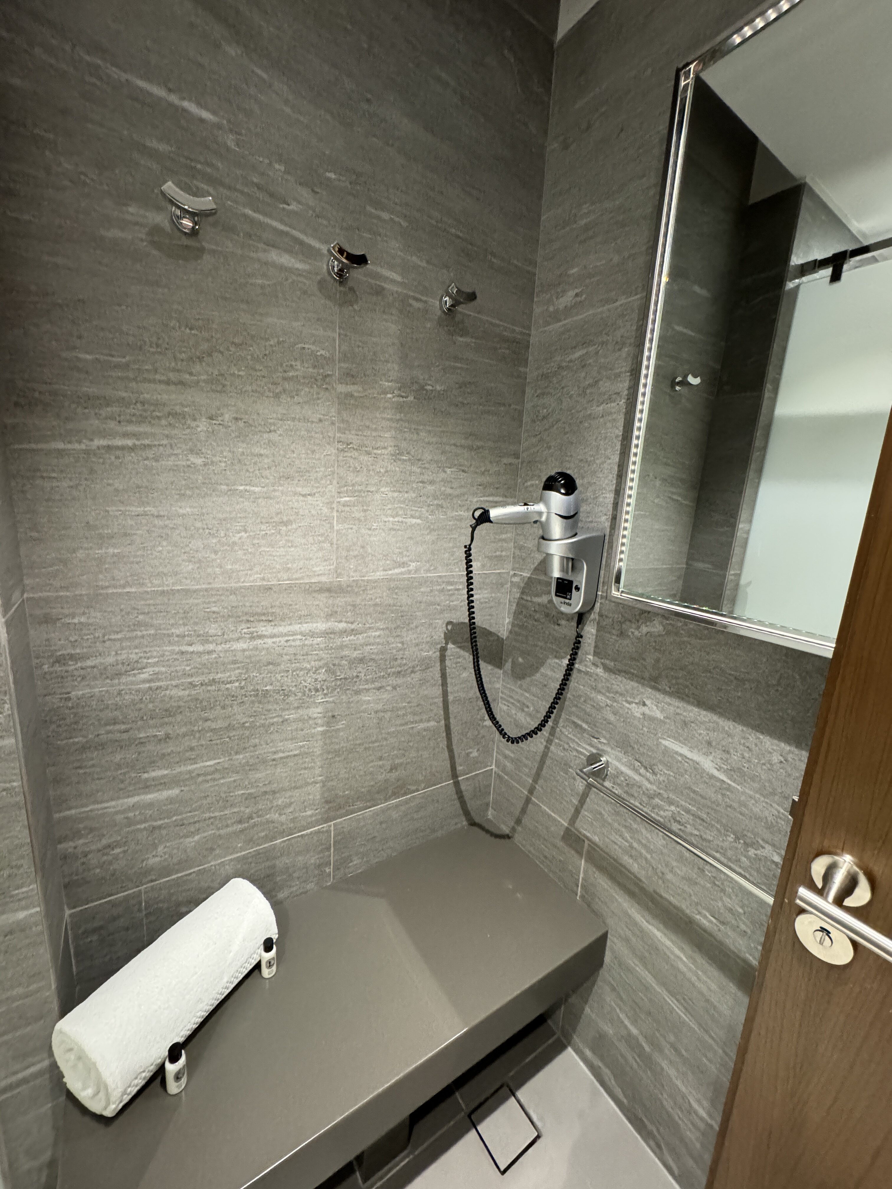 DOH Gold Lounge South shower dressing area