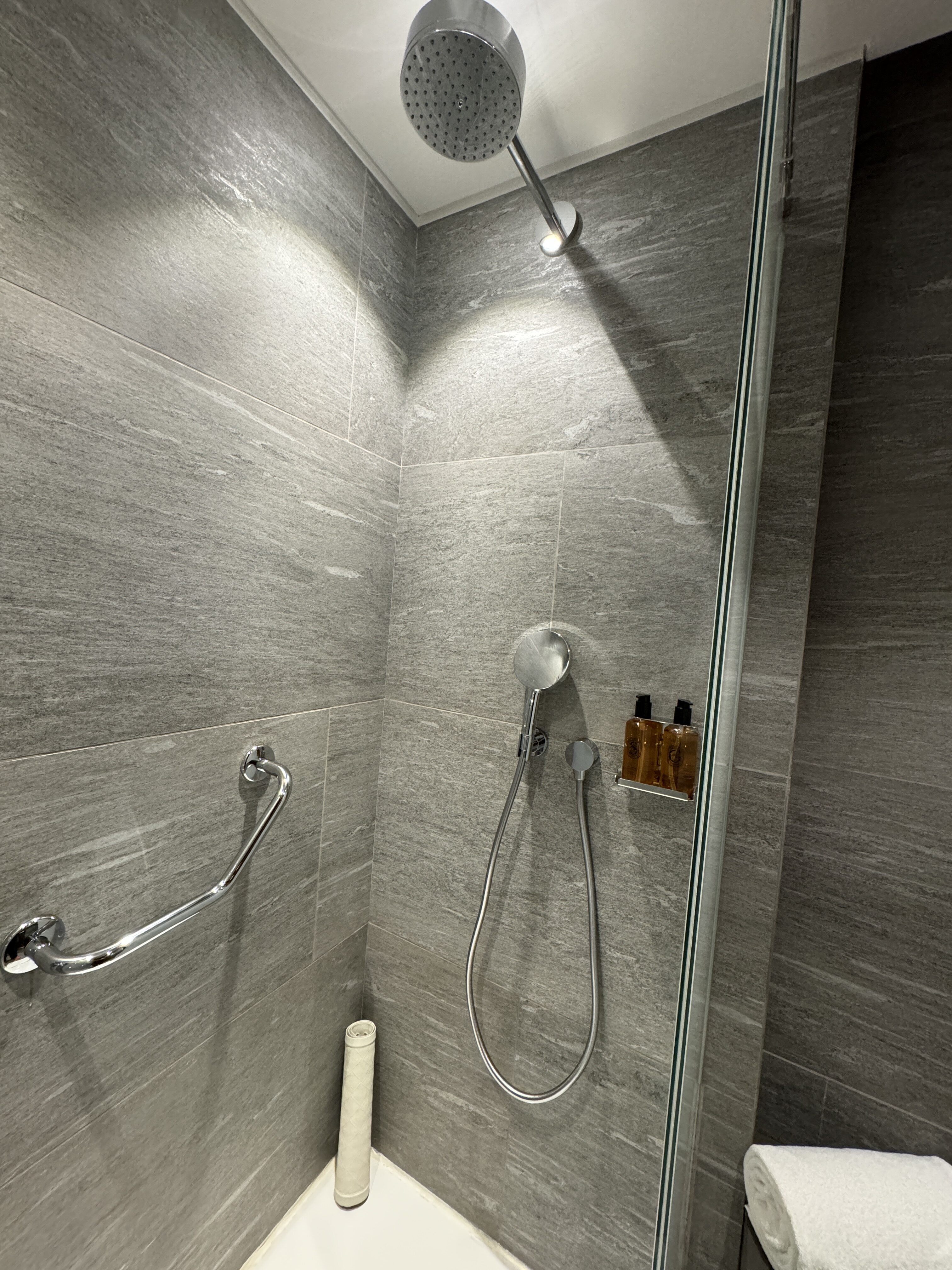 DOH Gold Lounge South shower