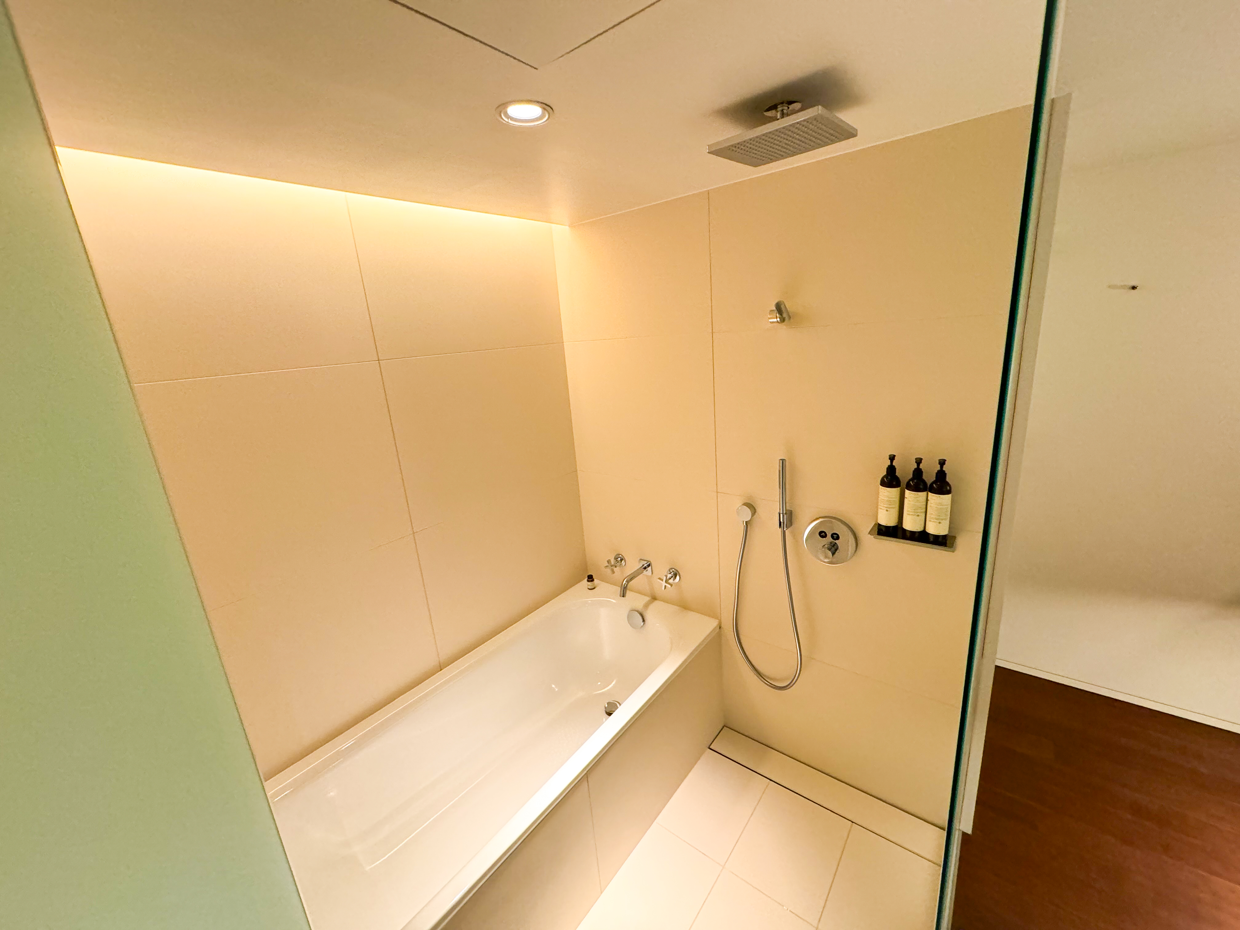 EDITION Tokyo Ginza shower tub EDITION Tokyo Ginza shower tub