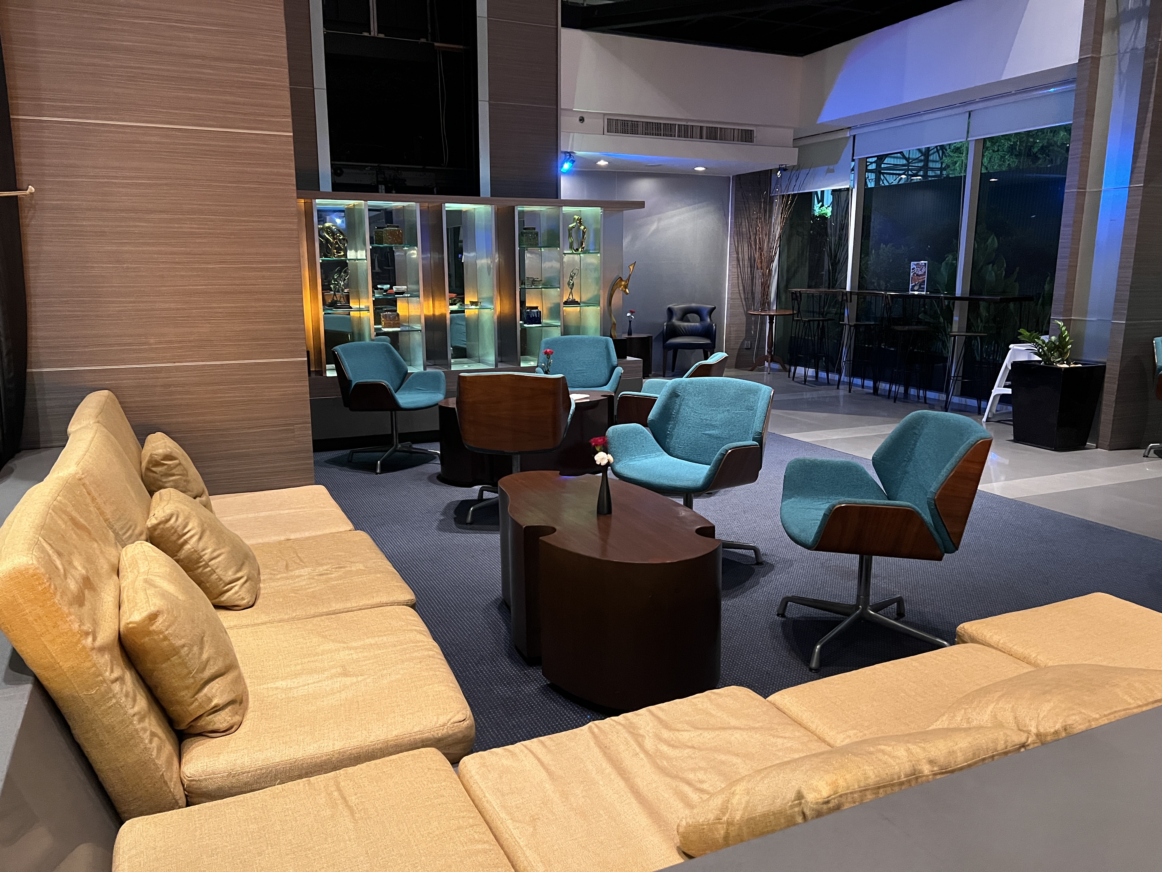 Hilton Garden Inn Bangkok Silom Stone Bar lounging area