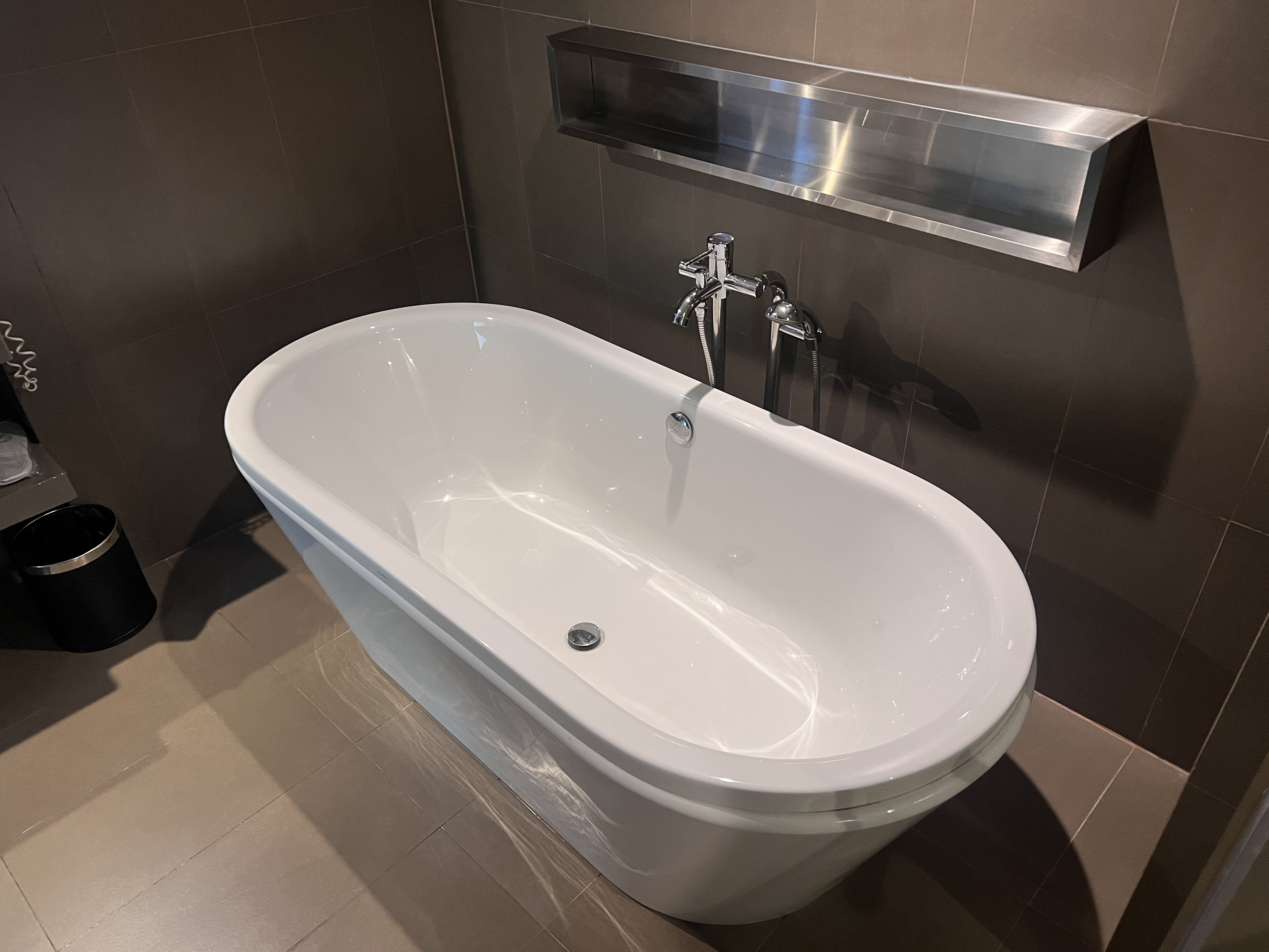 Hilton Garden Inn Bangkok Silom bathroom tub