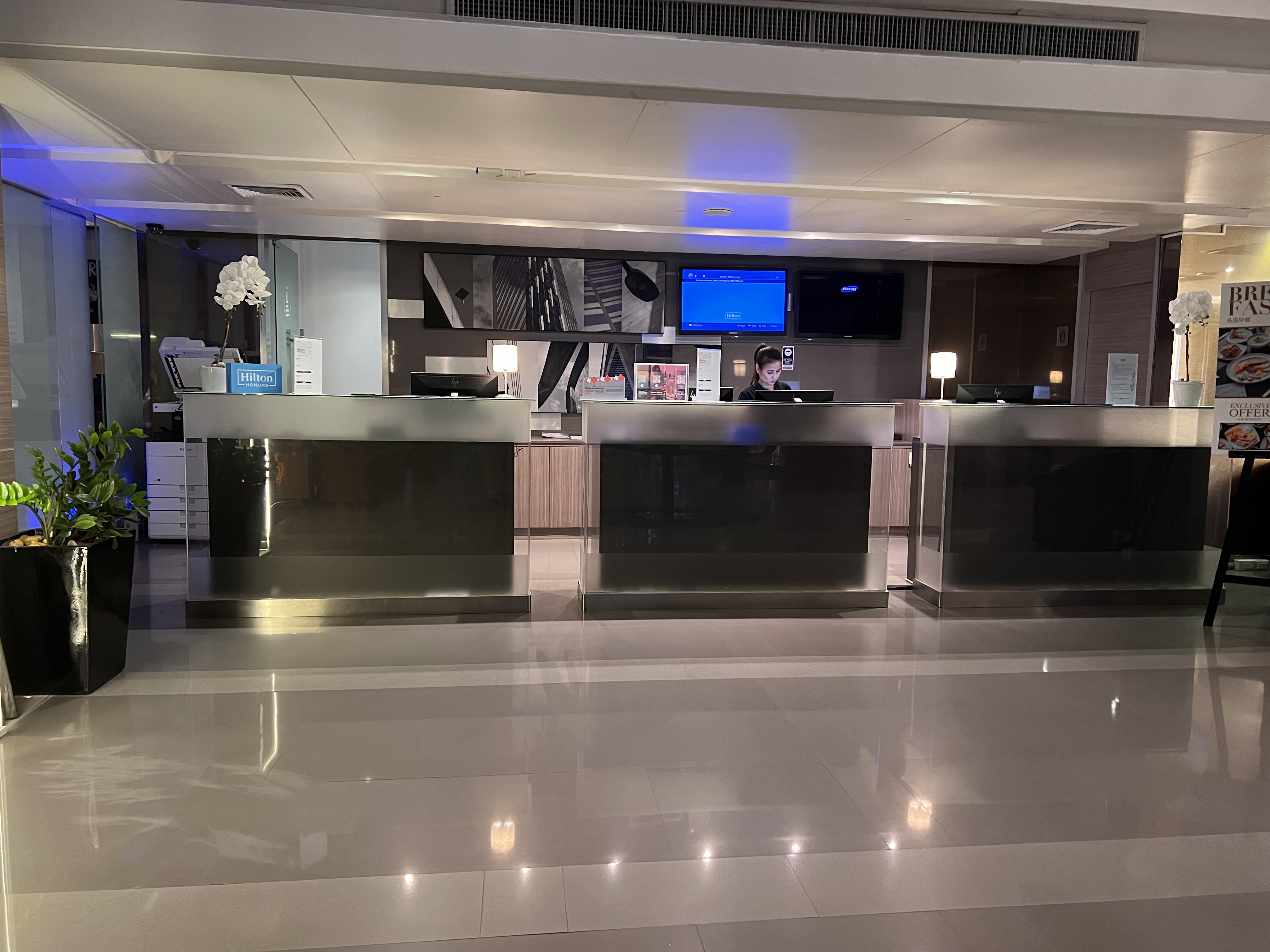 Hilton Garden Inn Bangkok Silom check in desk