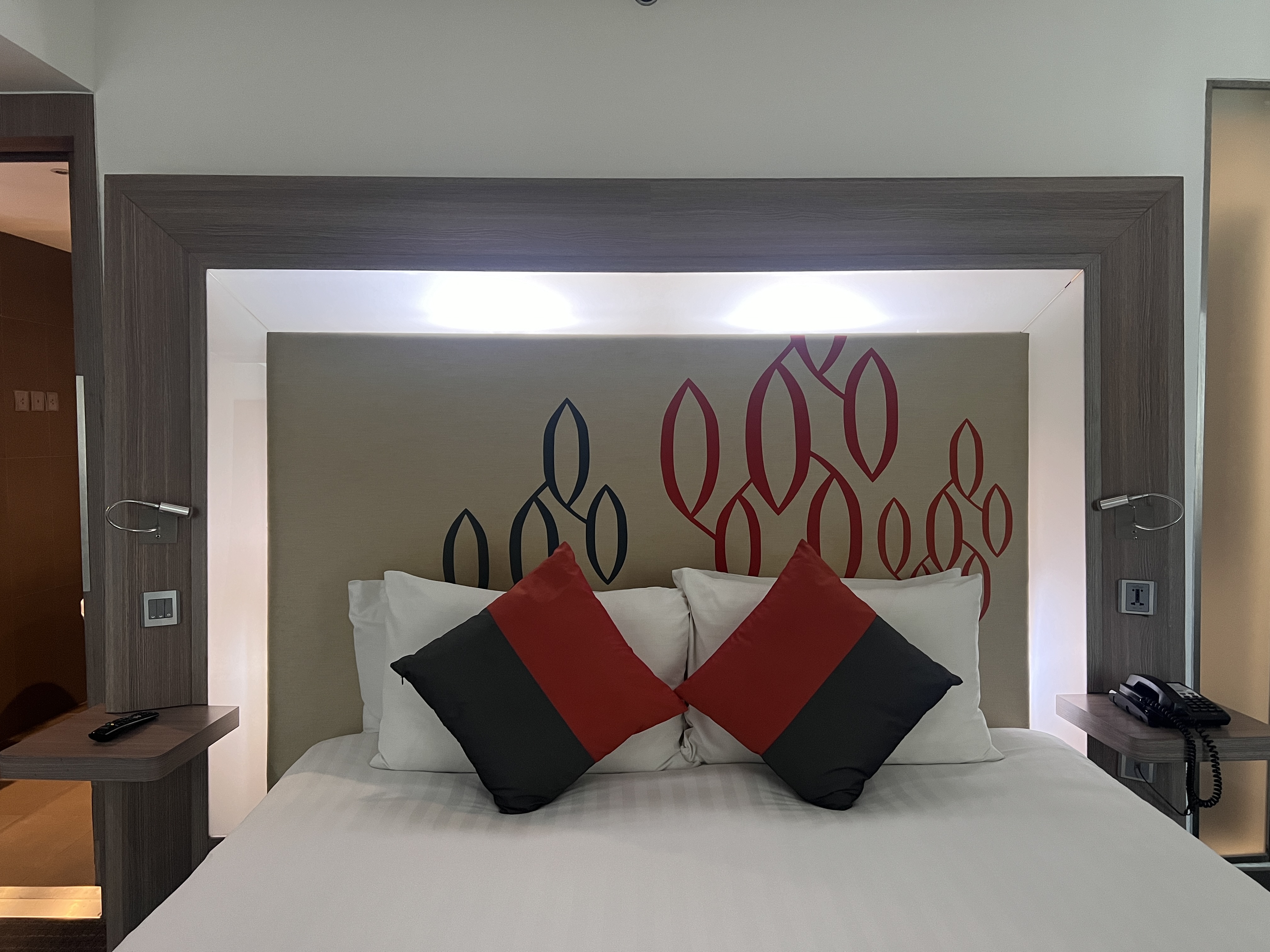 Hilton Garden Inn Bangkok Silom room bed headboard