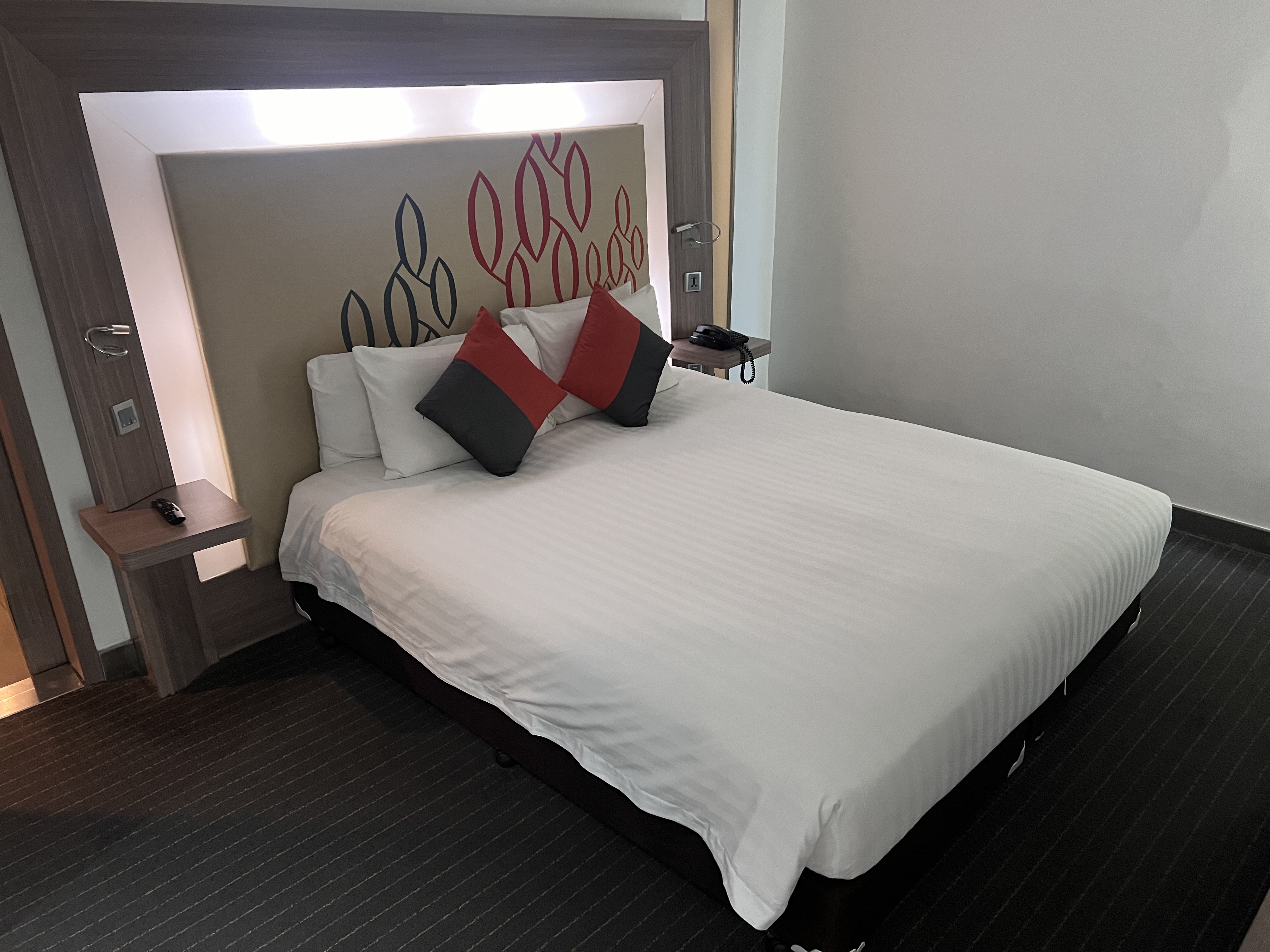 Hilton Garden Inn Bangkok Silom room bedroom