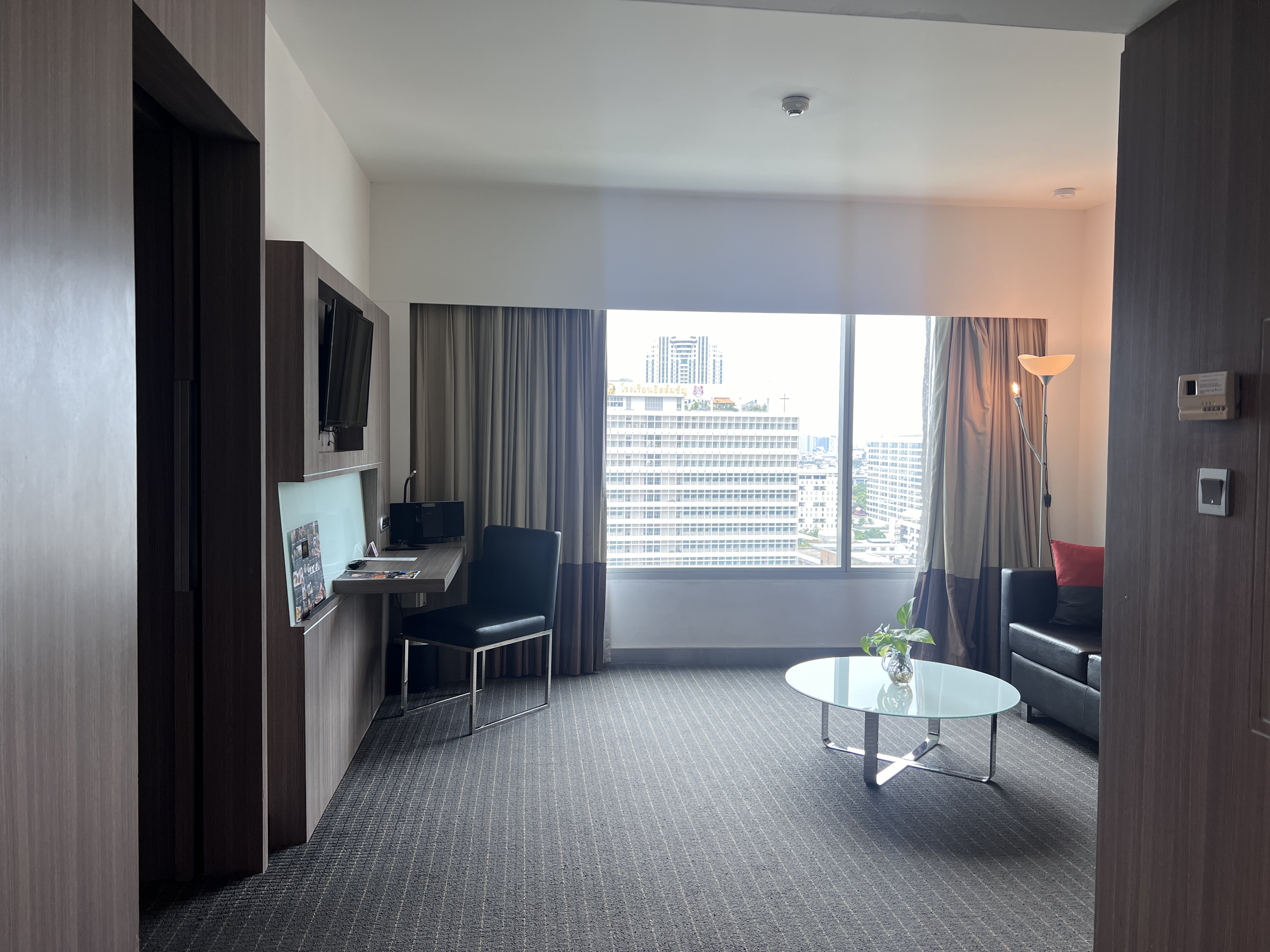 Hilton Garden Inn Bangkok Silom room entry