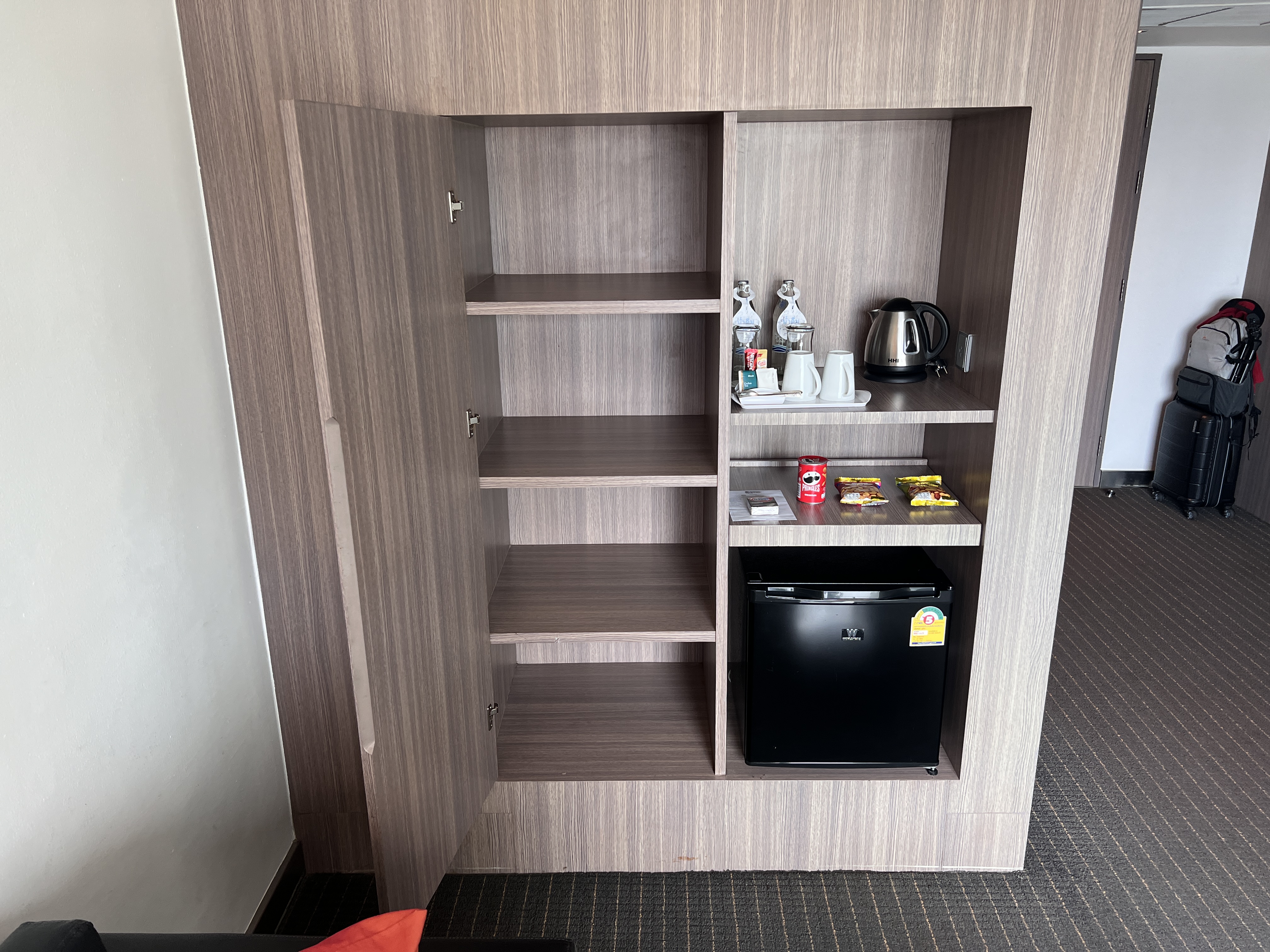 Hilton Garden Inn Bangkok Silom room shelves and minibar