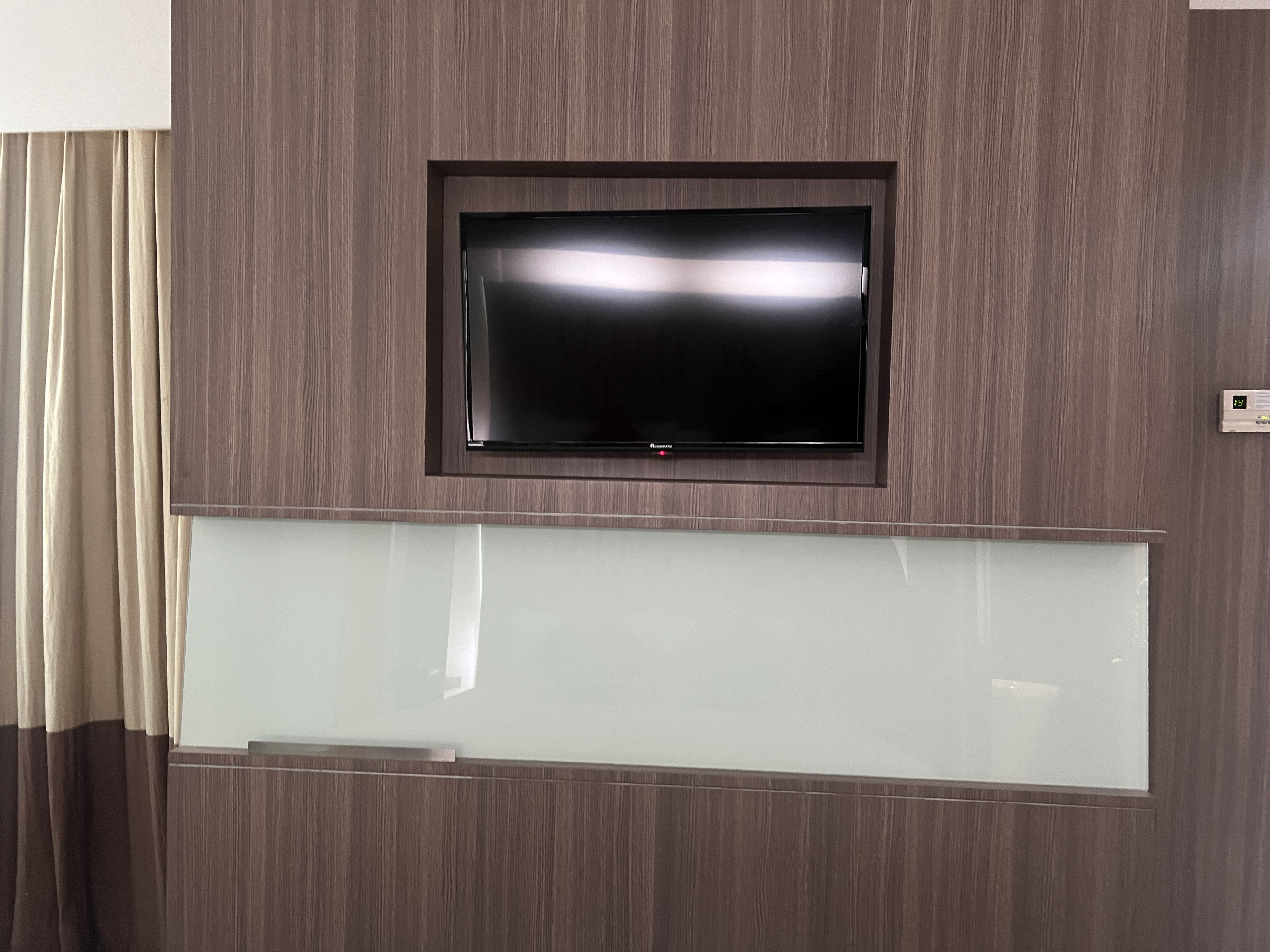 Hilton Garden Inn Bangkok Silom room tv