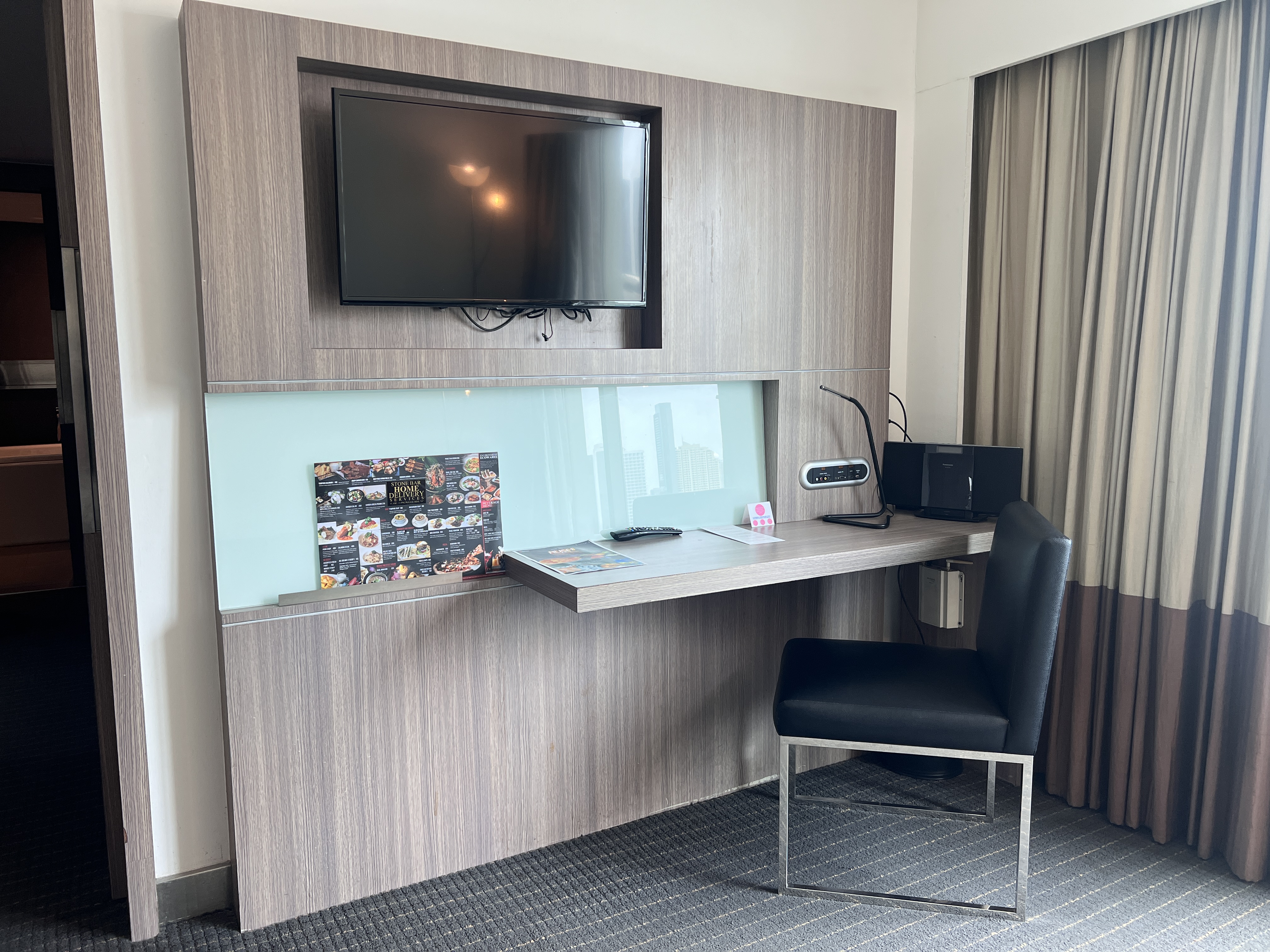 Hilton Garden Inn Bangkok Silom room workstation corner
