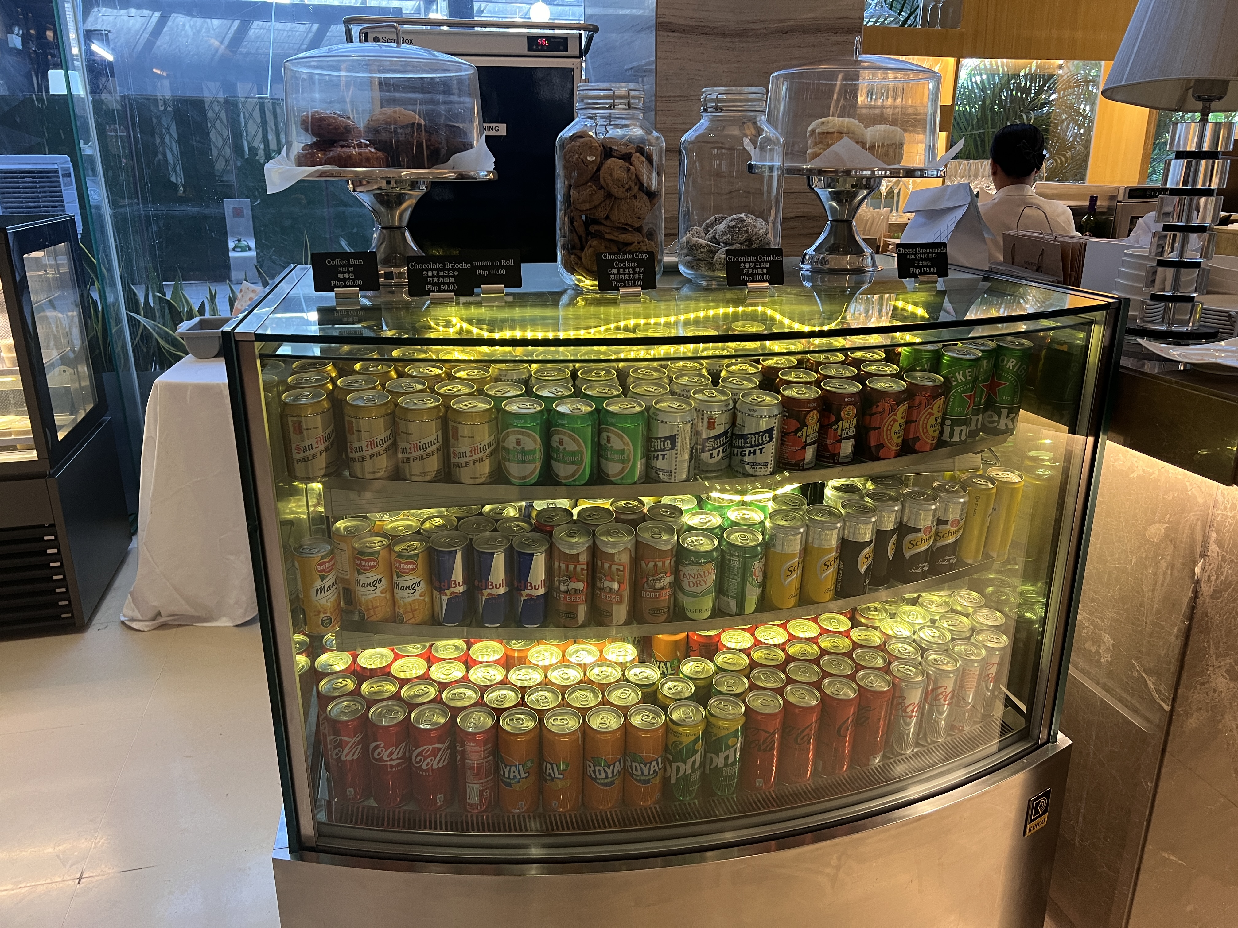 Holiday Inn Express Manila Newport City bar beverages