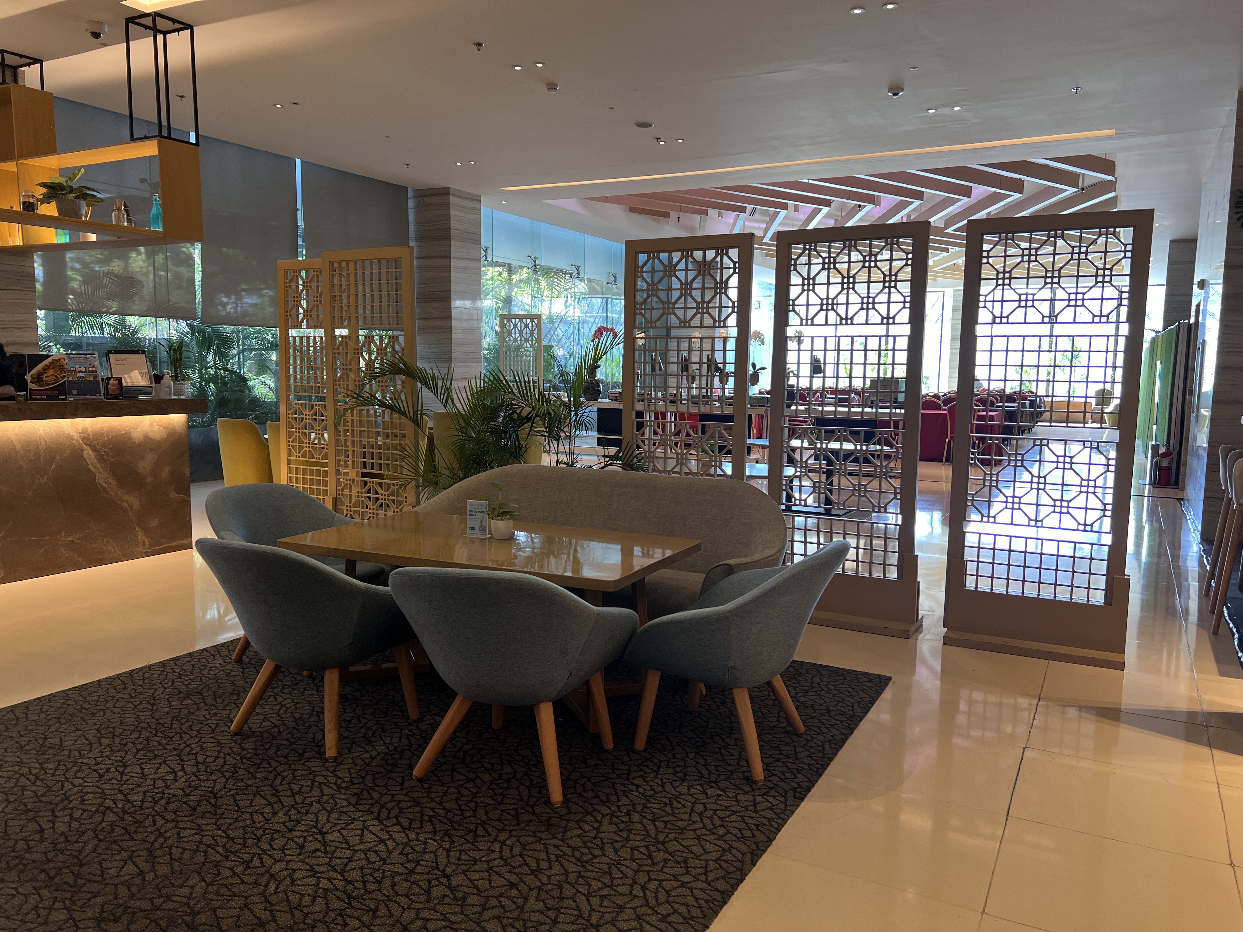Holiday Inn Express Manila Newport City bar seating area 