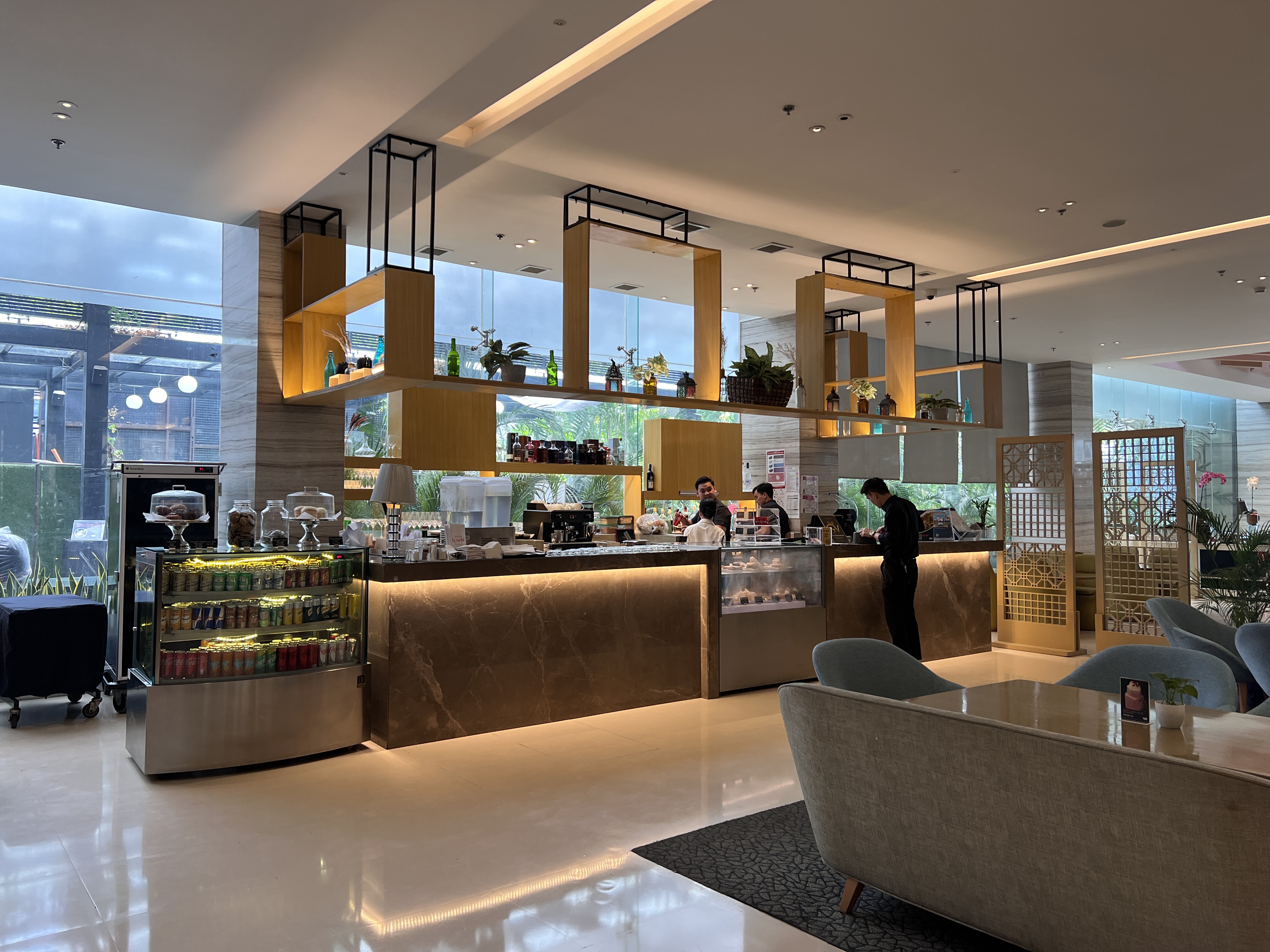Holiday Inn Express Manila Newport City bar