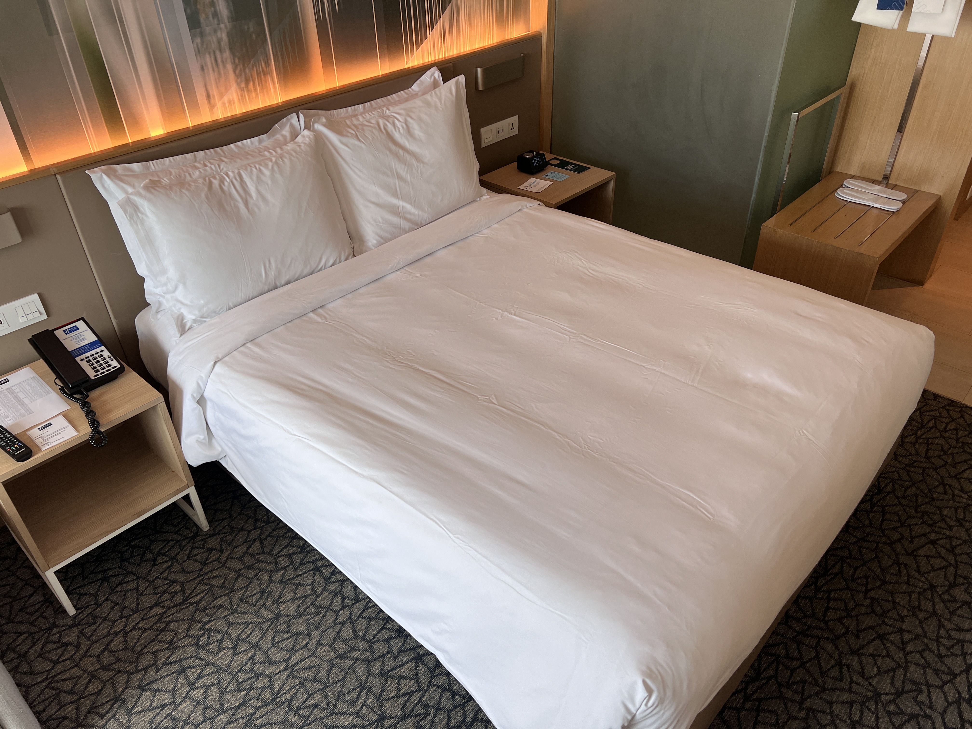 Holiday Inn Express Manila Newport City bed top view