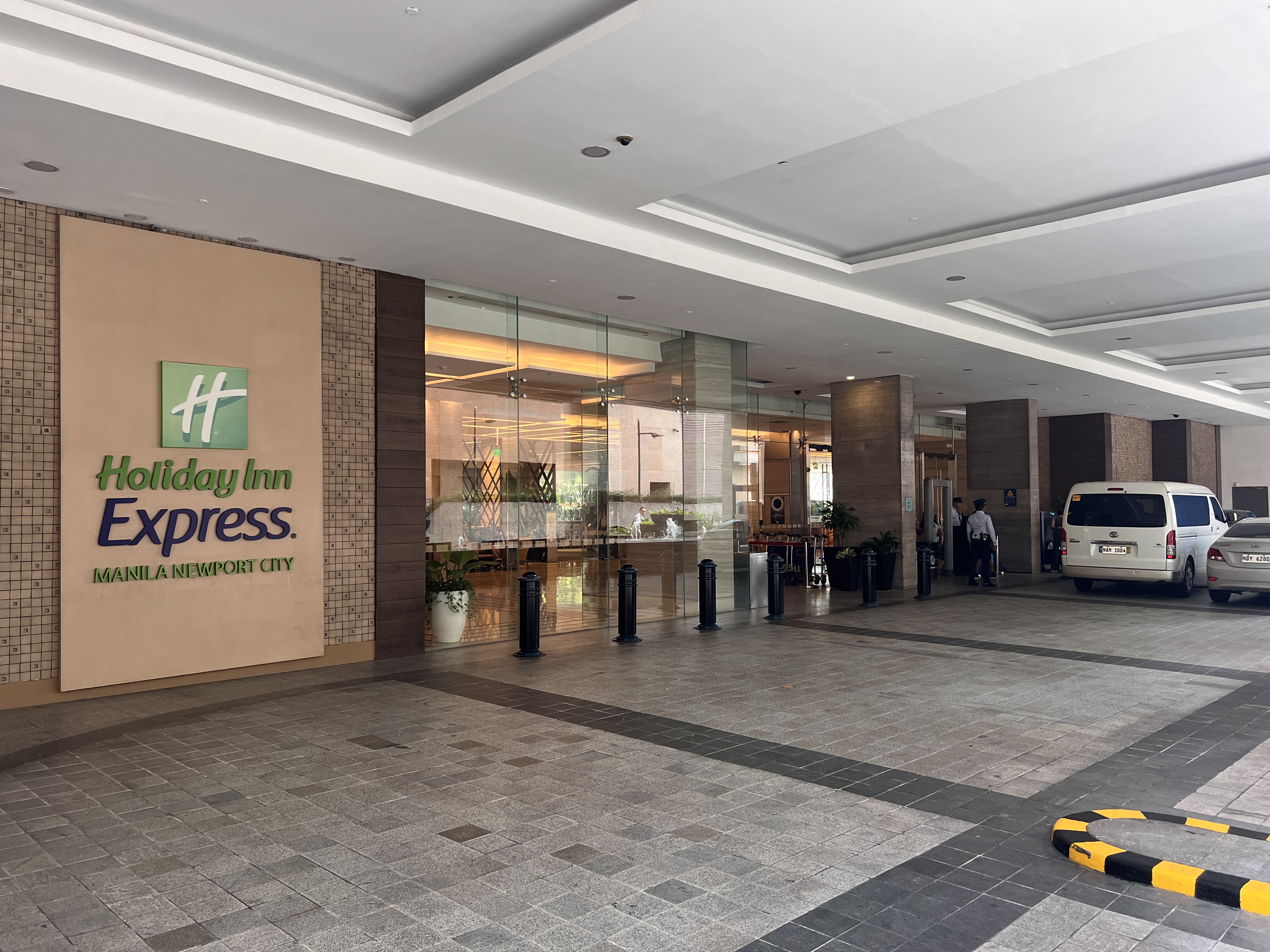 Holiday Inn Express Manila Newport City exterior