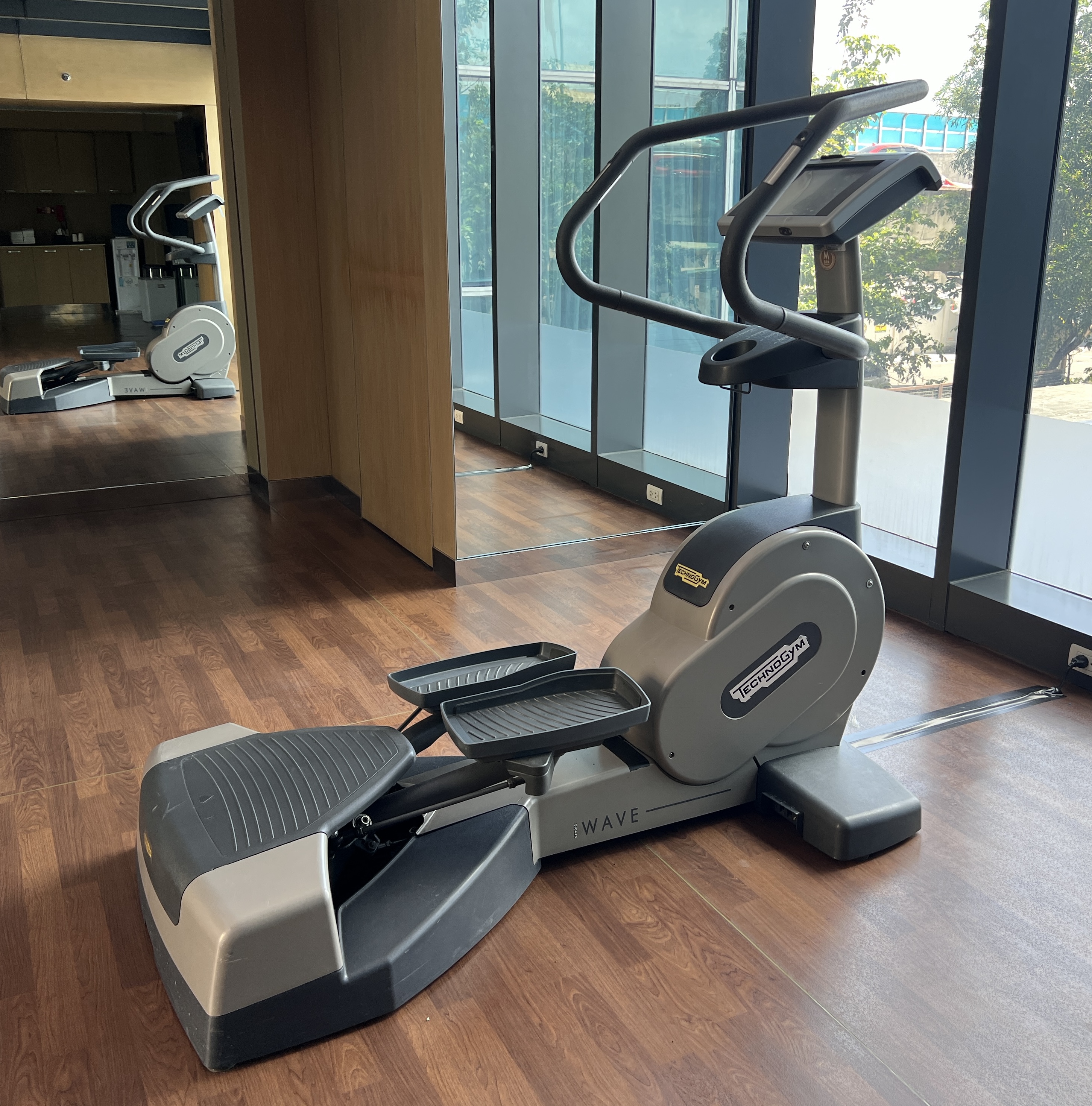 Holiday Inn Express Manila Newport City fitness center elliptical
