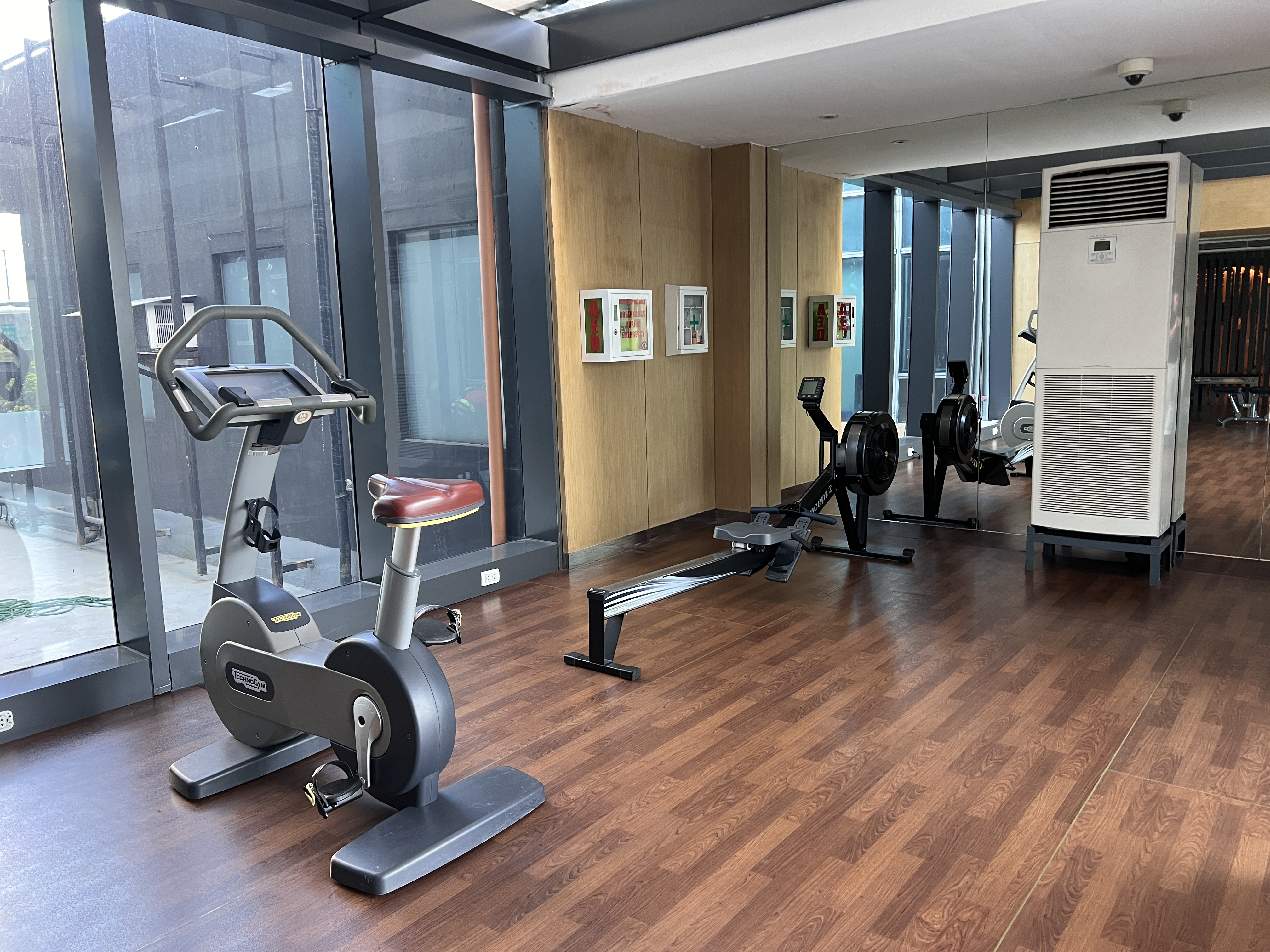 Holiday Inn Express Manila Newport City fitness center stationary bike and rower