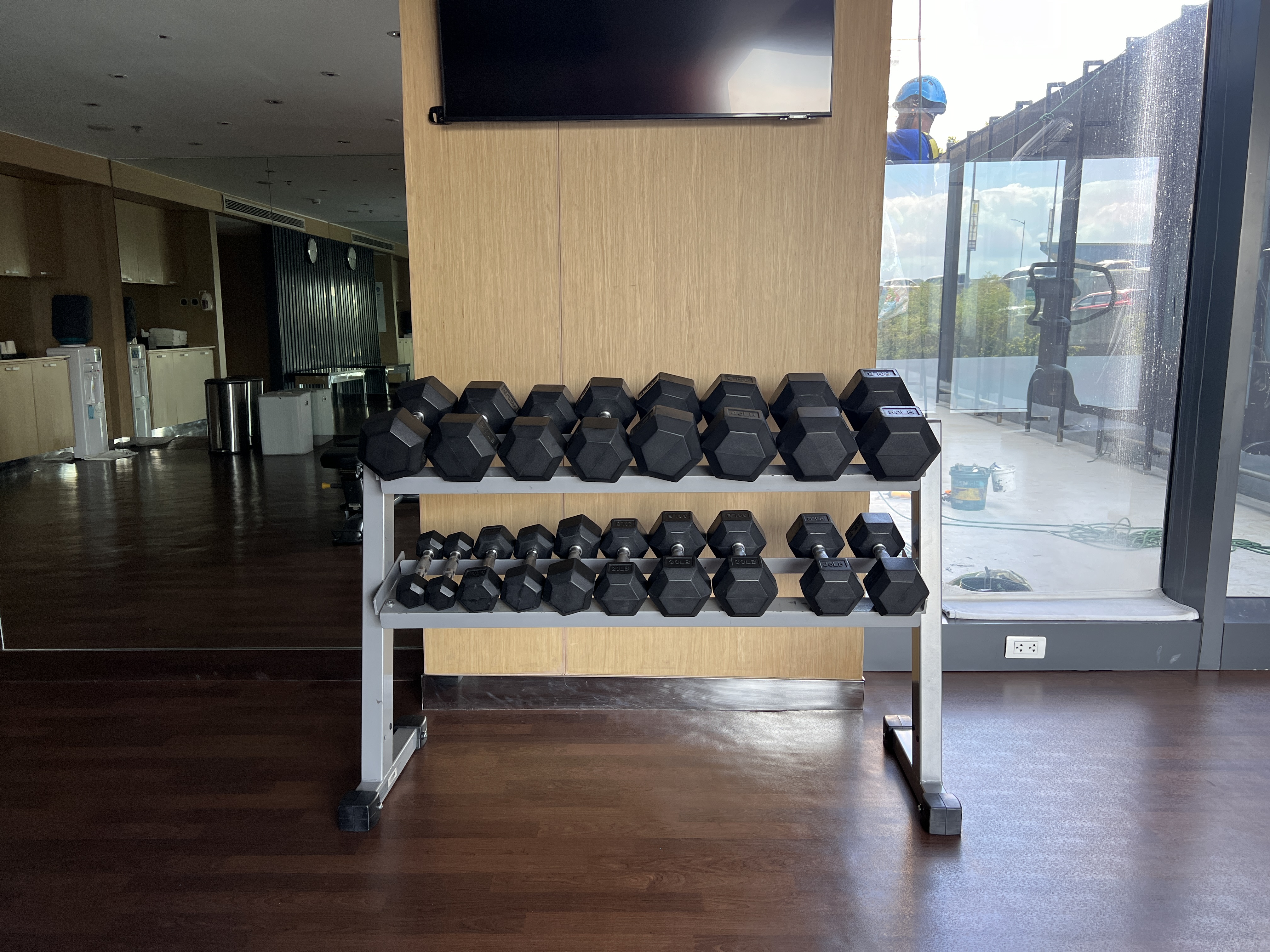 Holiday Inn Express Manila Newport City free weights
