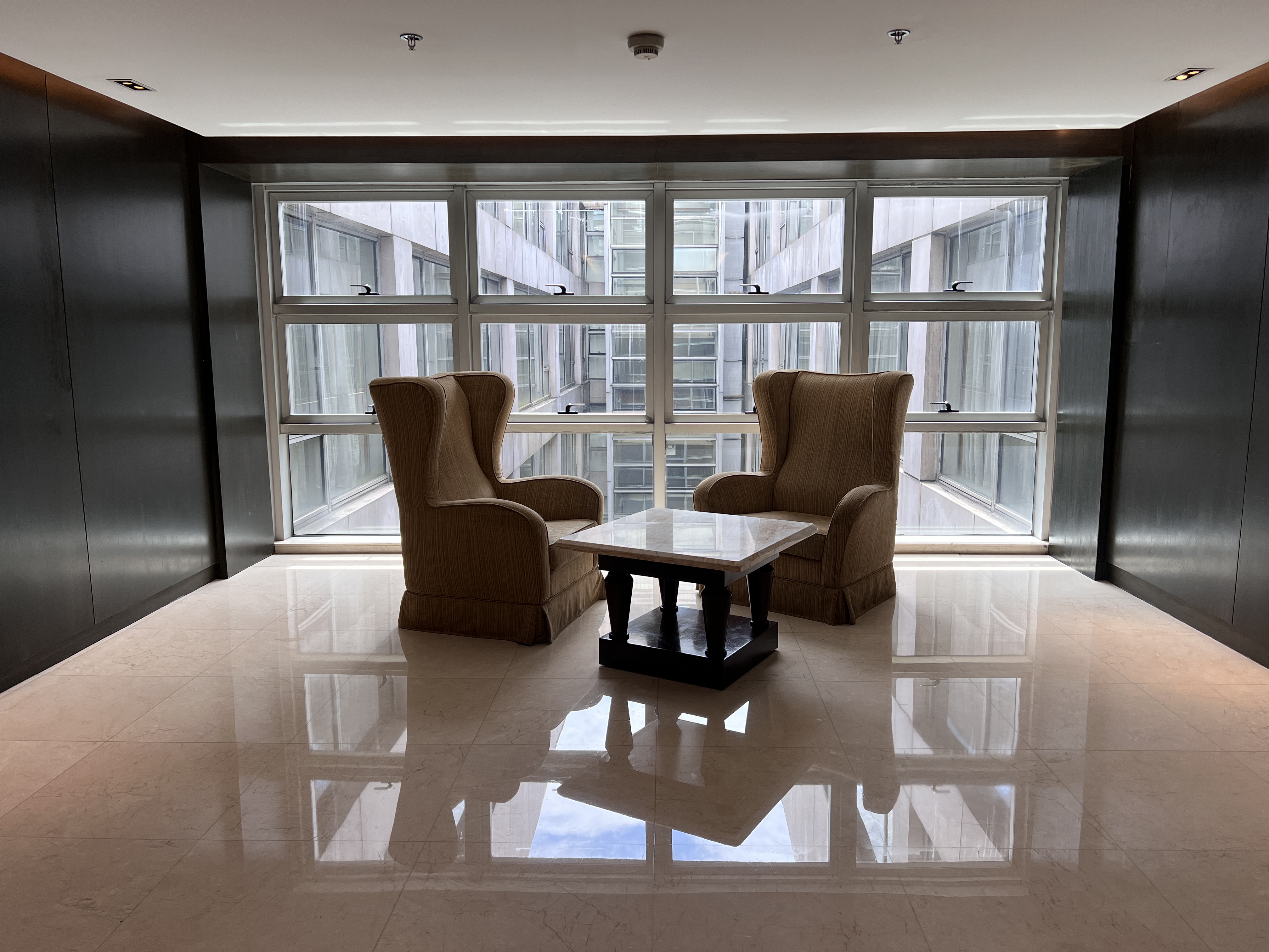 Holiday Inn Express Manila Newport City guestroom floor seating area near elevators