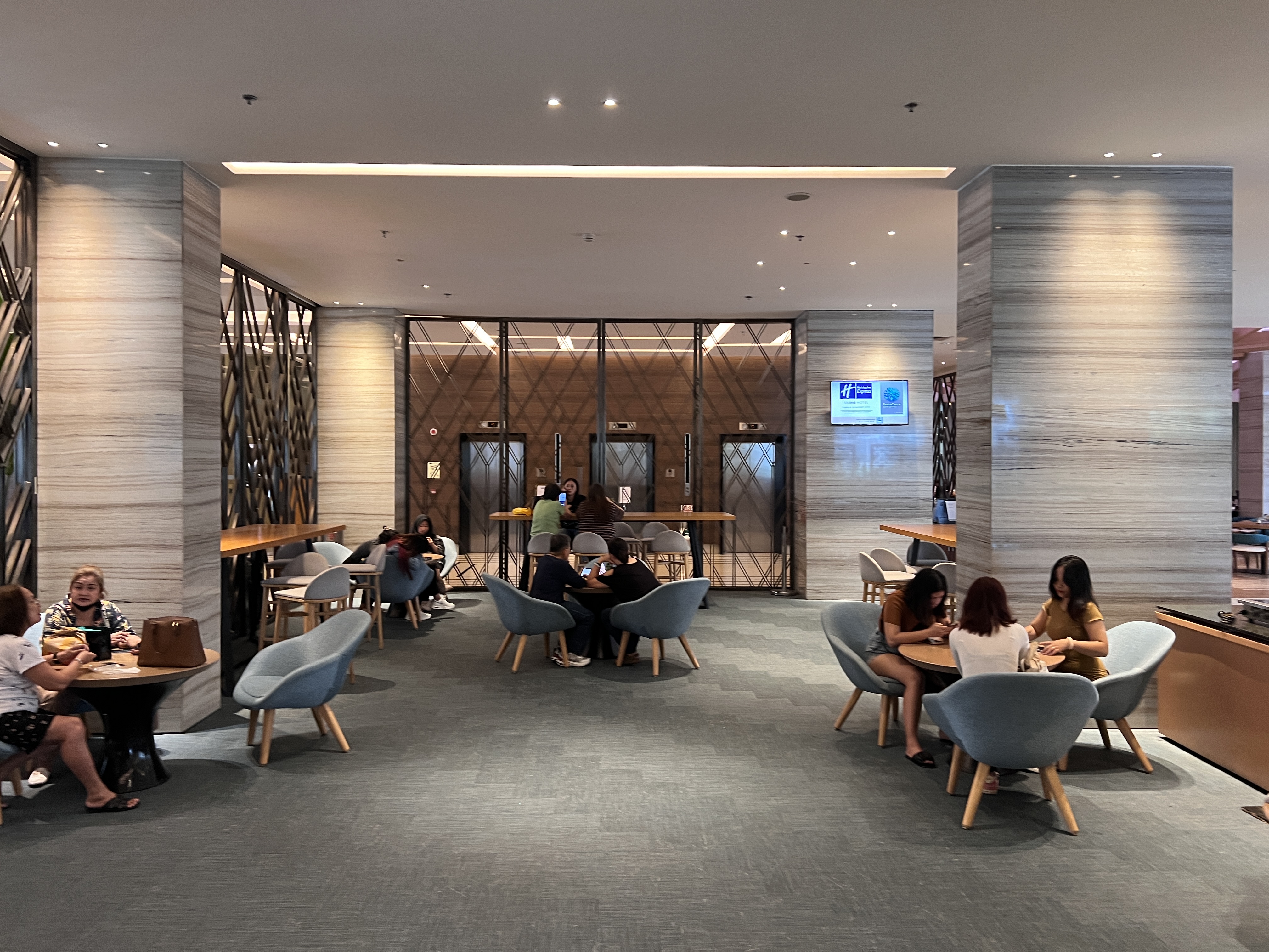 Holiday Inn Express Manila Newport City lobby 2