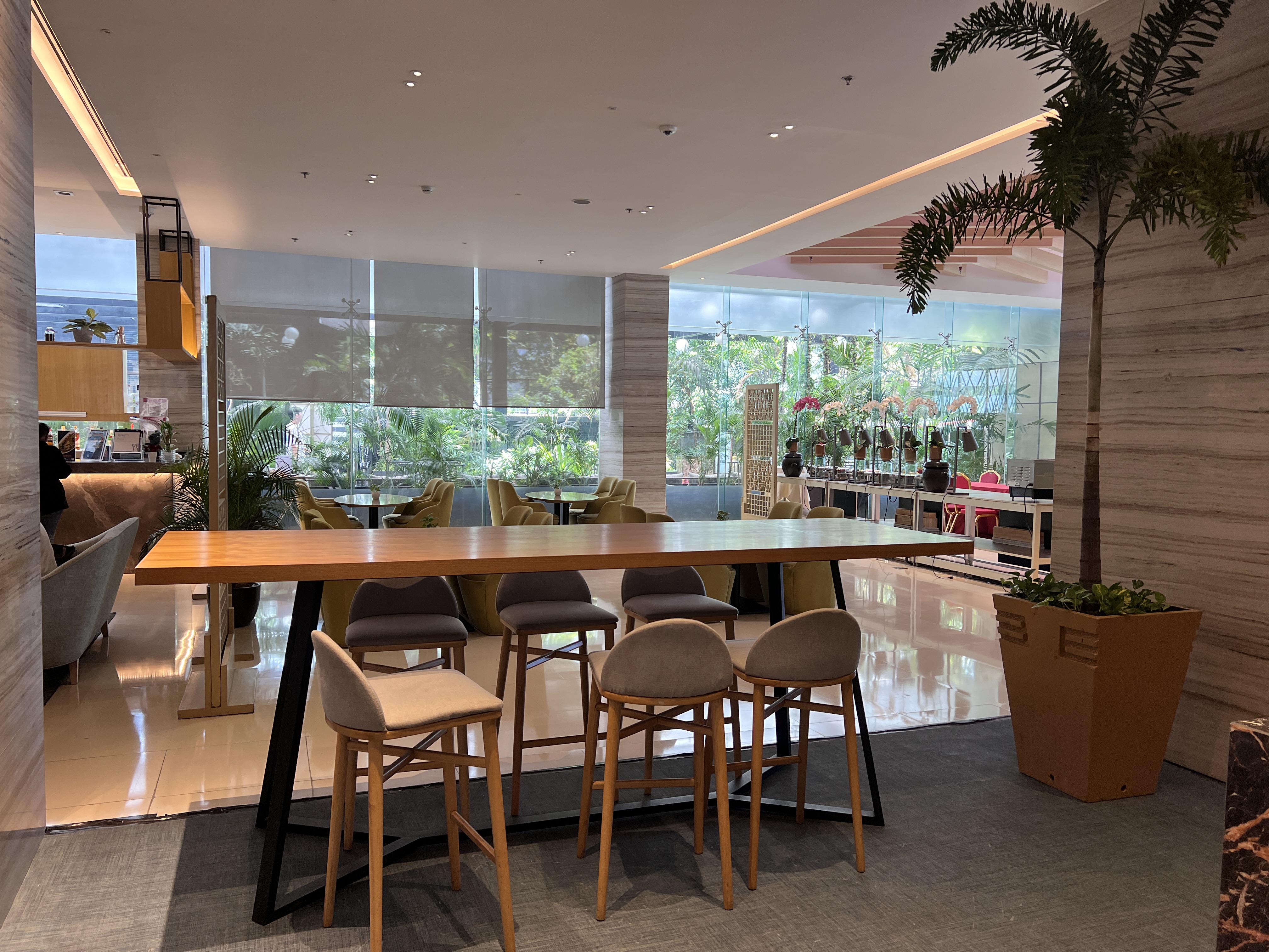 Holiday Inn Express Manila Newport City lobby seating