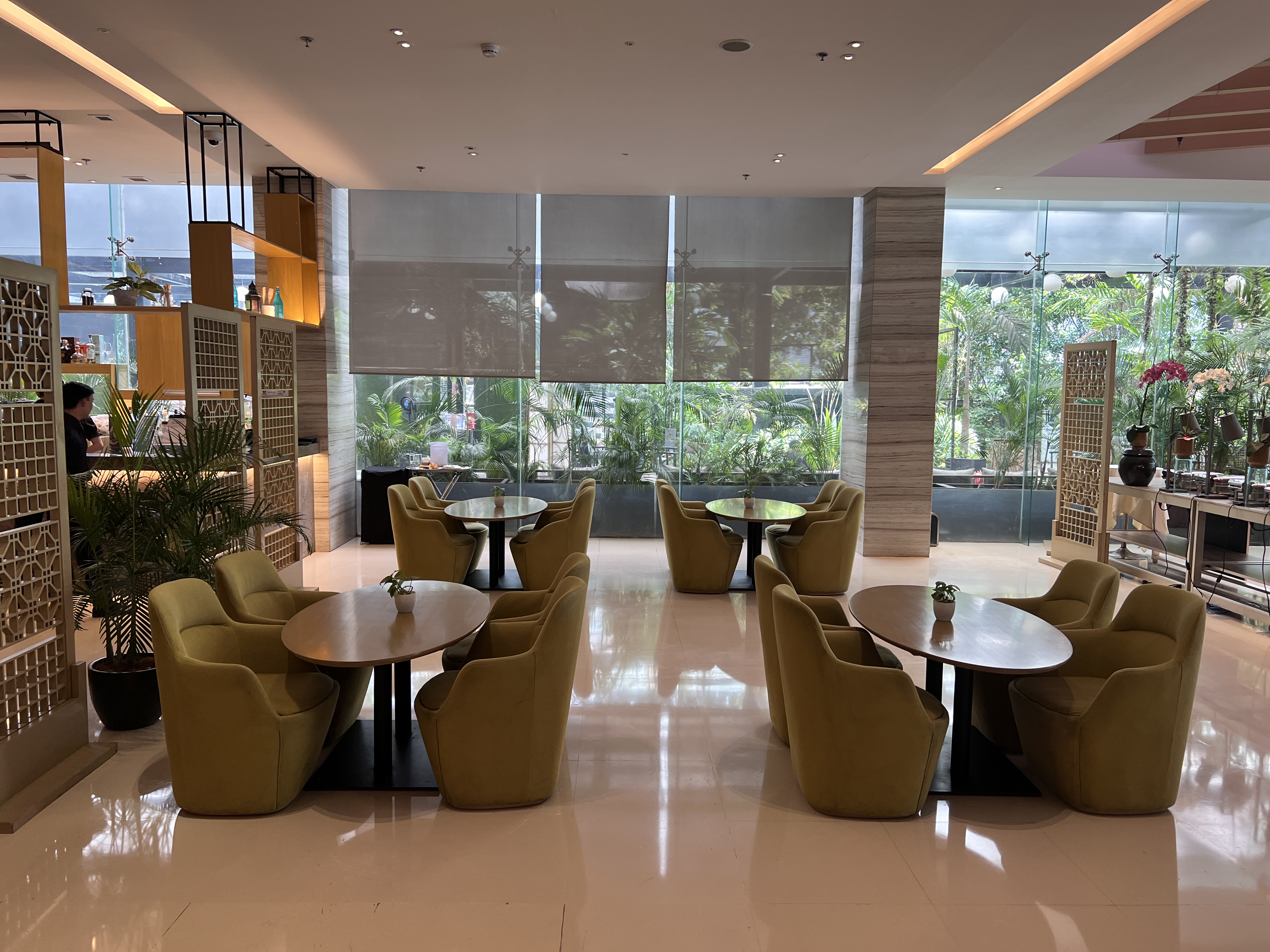 Holiday Inn Express Manila Newport City lobby seating near bar