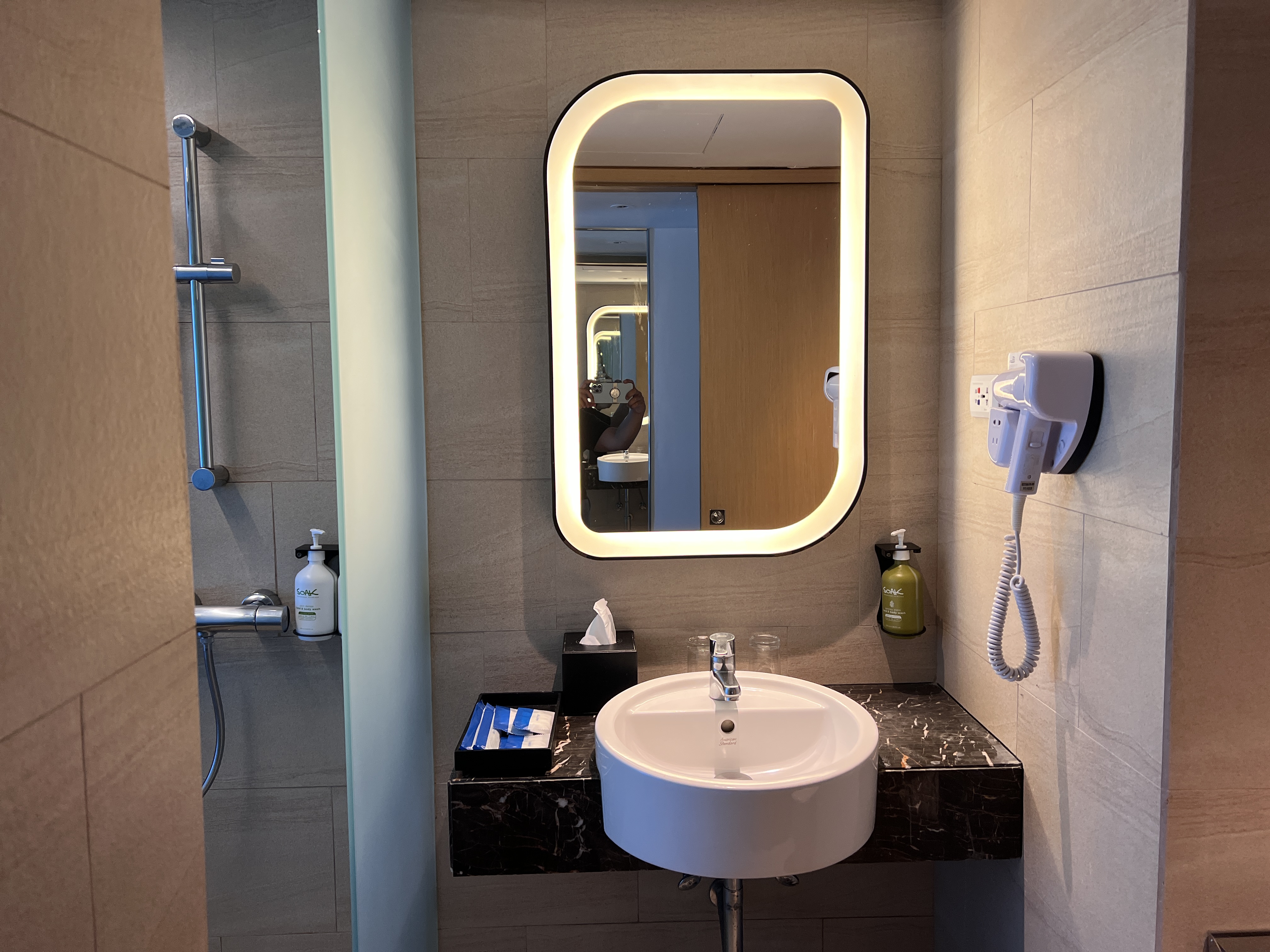 Holiday Inn Express Manila Newport City room and vanity