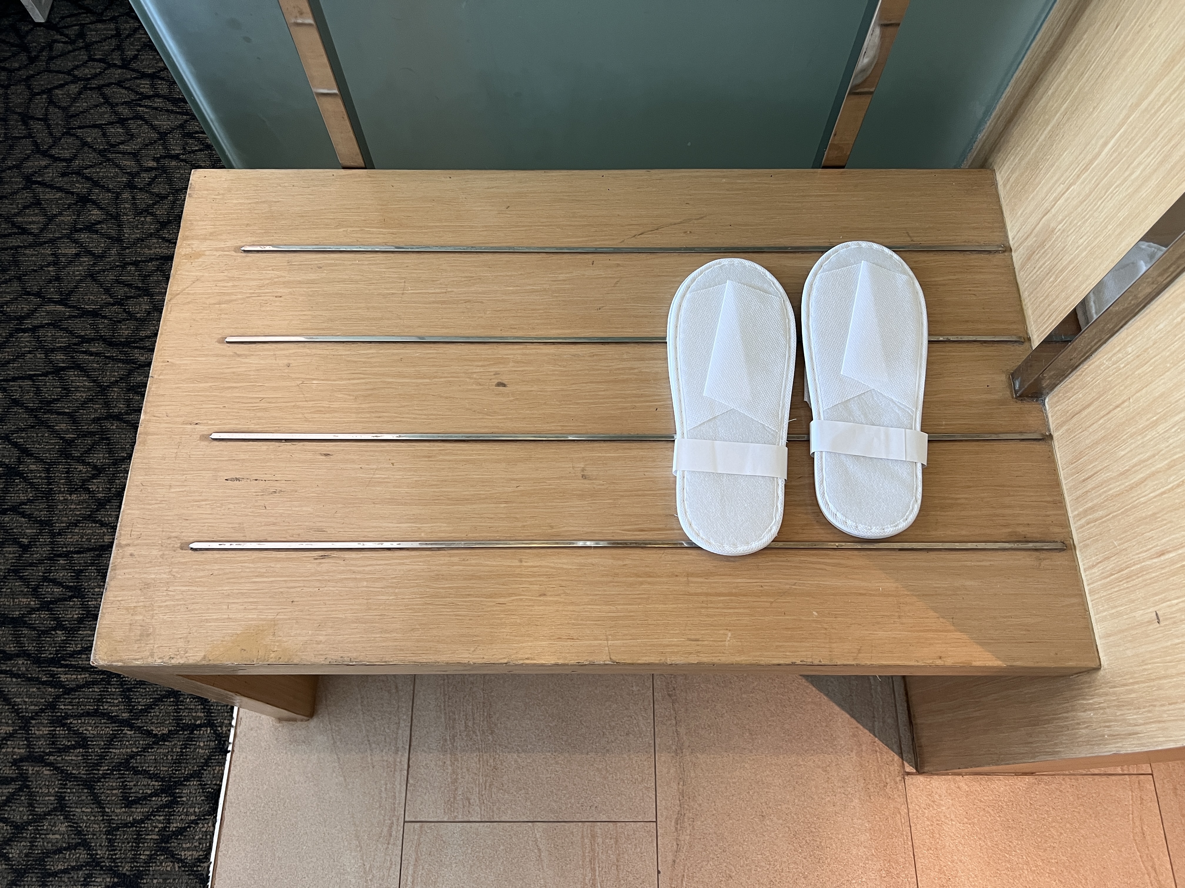 Holiday Inn Express Manila Newport City room bench