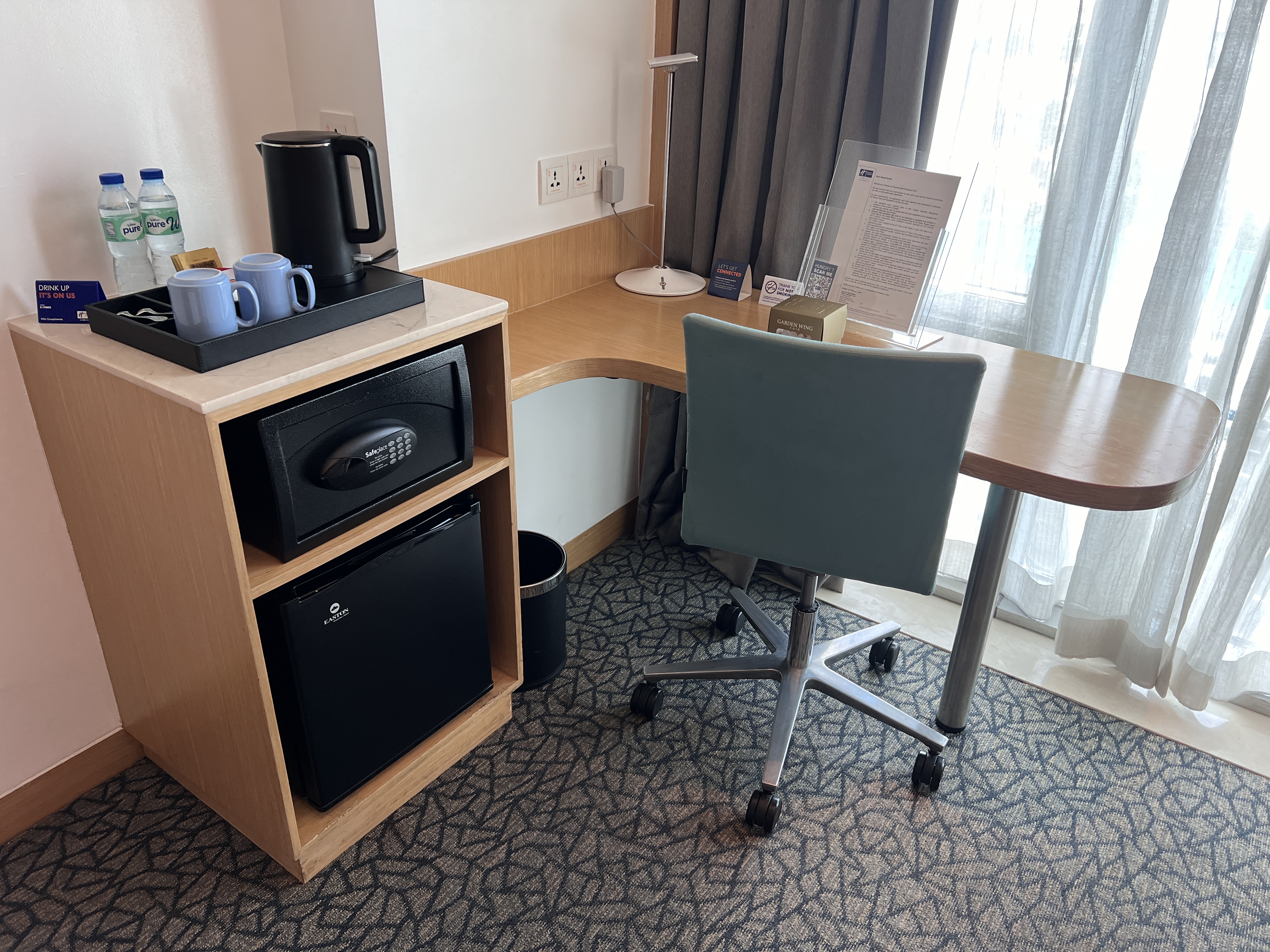 Holiday Inn Express Manila Newport City room desk