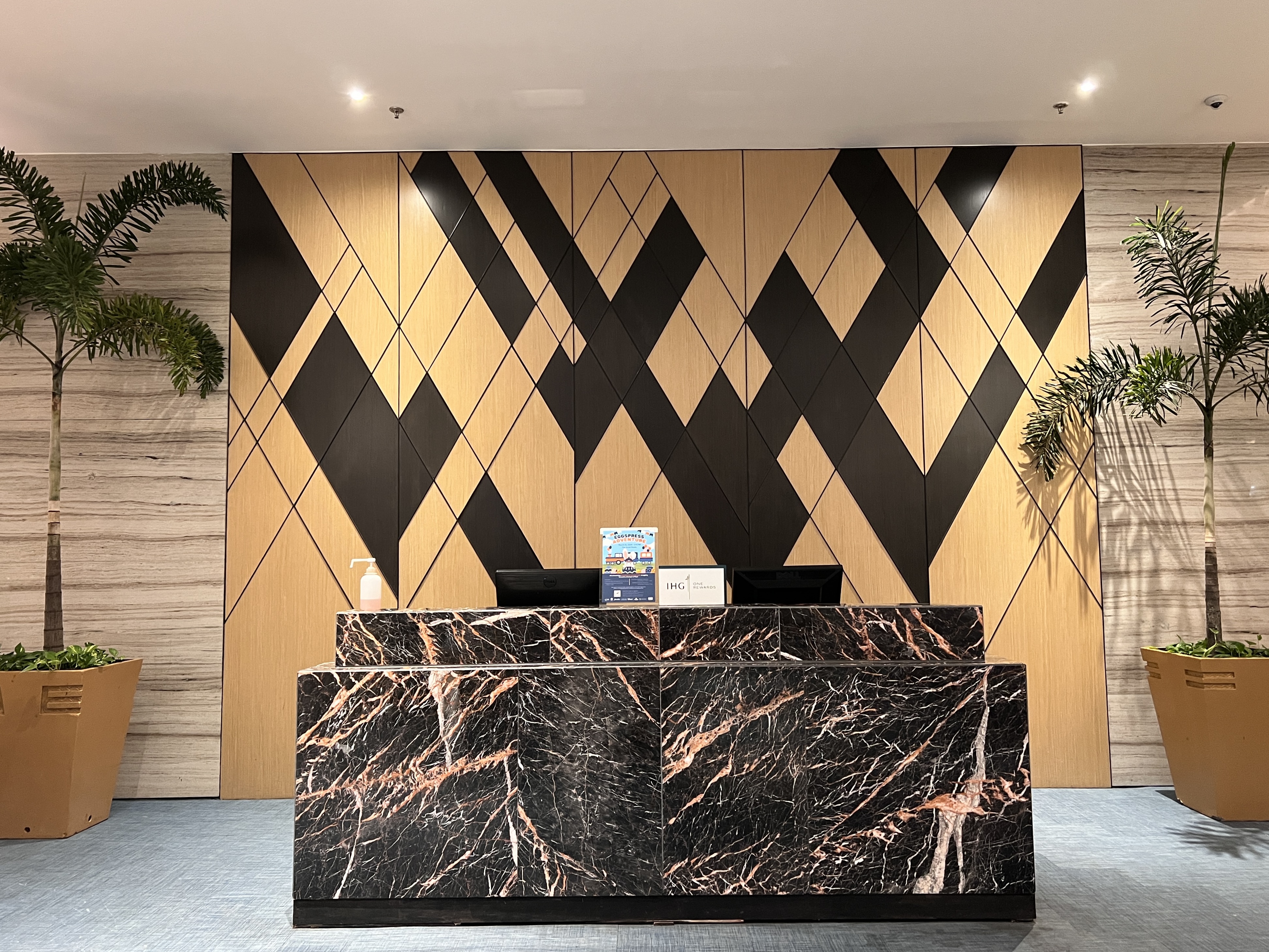 Holiday Inn Express Manila Newport City secondary check in desk