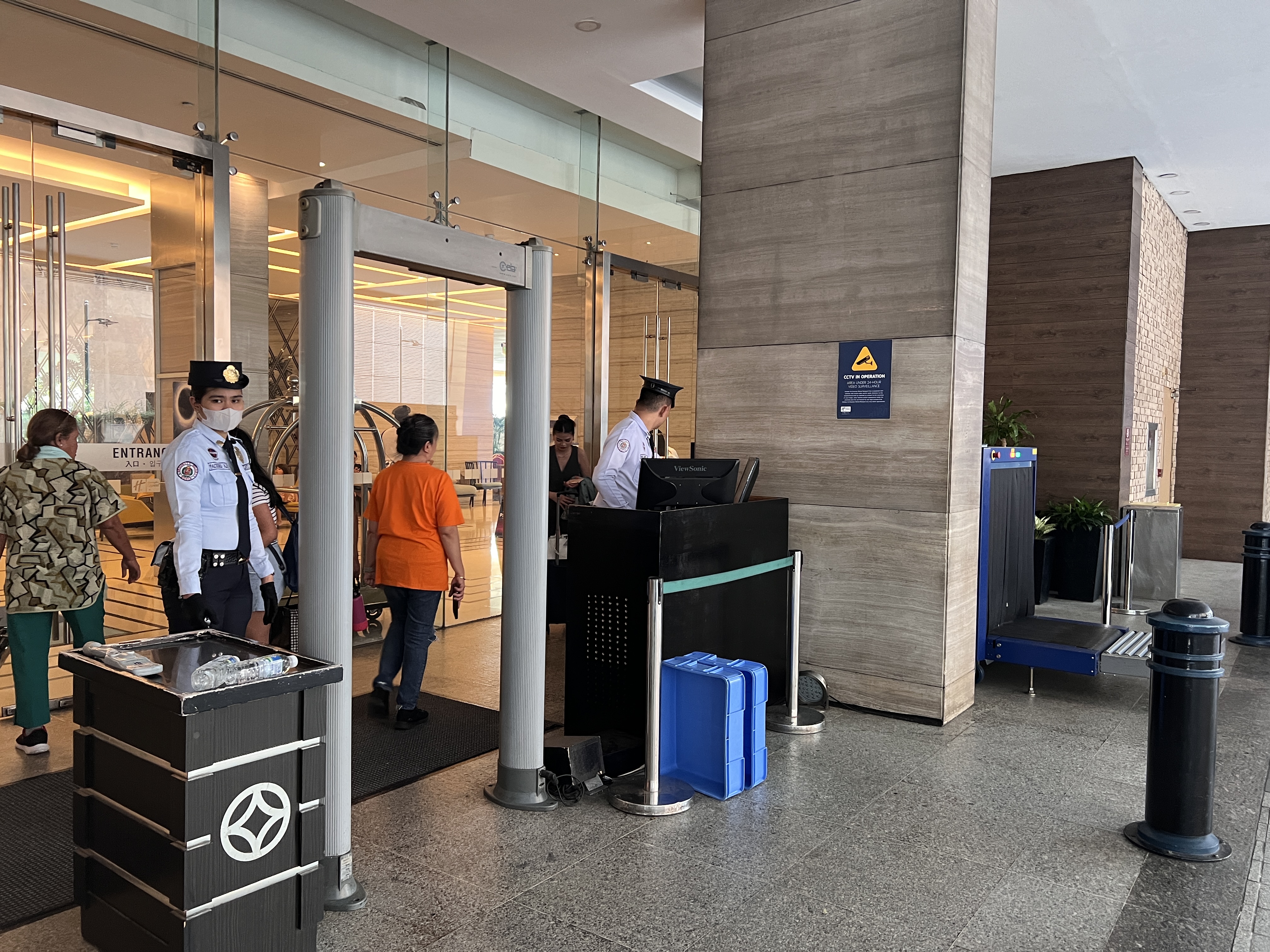 Holiday Inn Express Manila Newport City security check