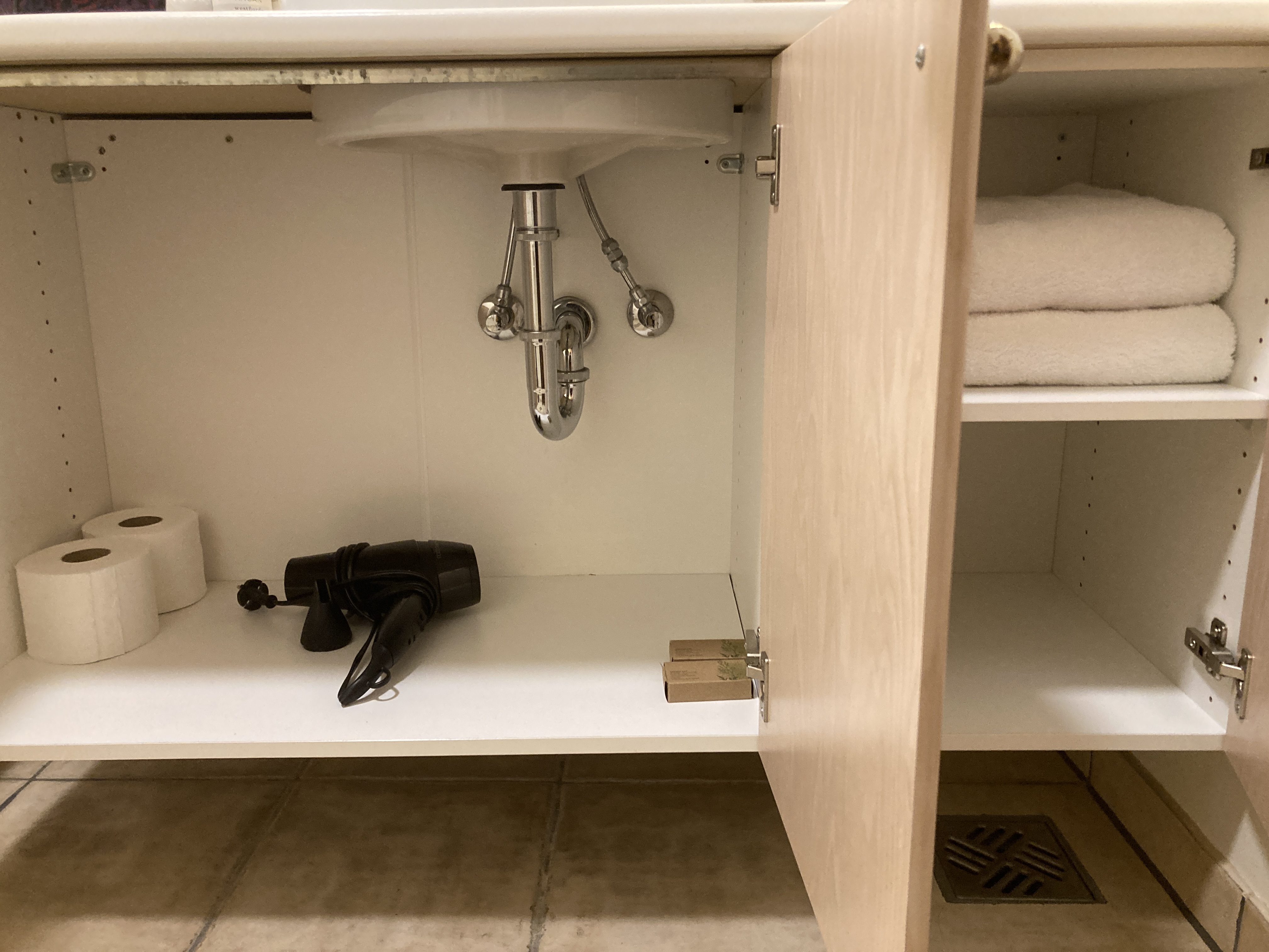 Hotel Ranga bathroom cabinets