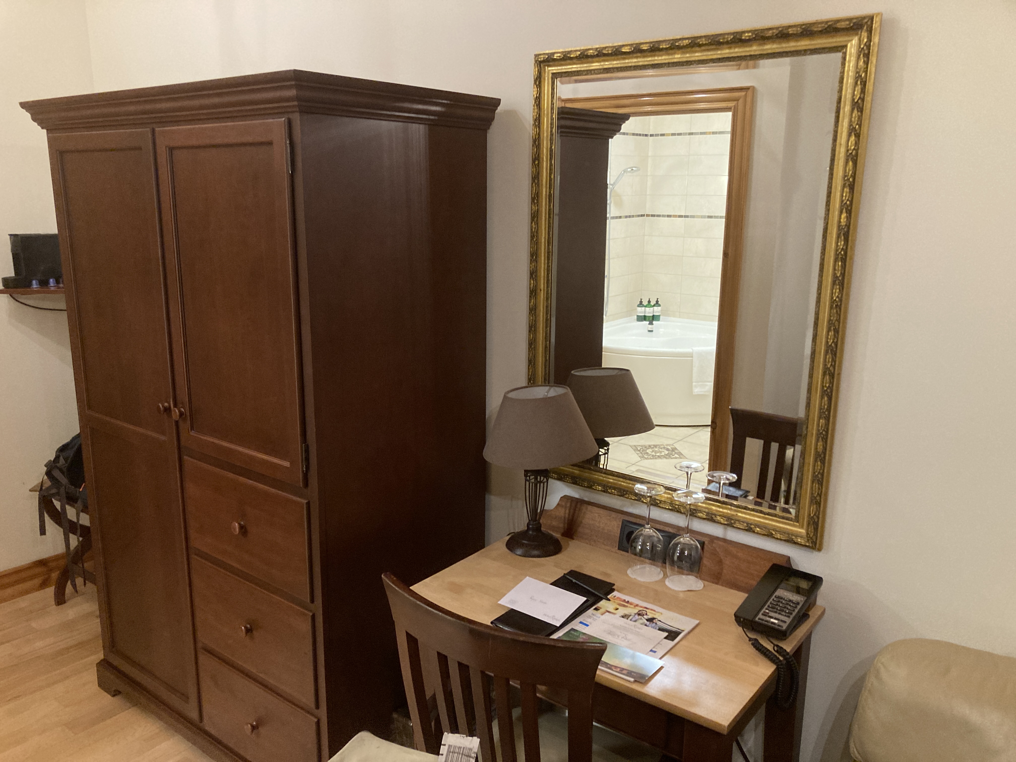 Hotel Ranga deluxe room desk and dresser