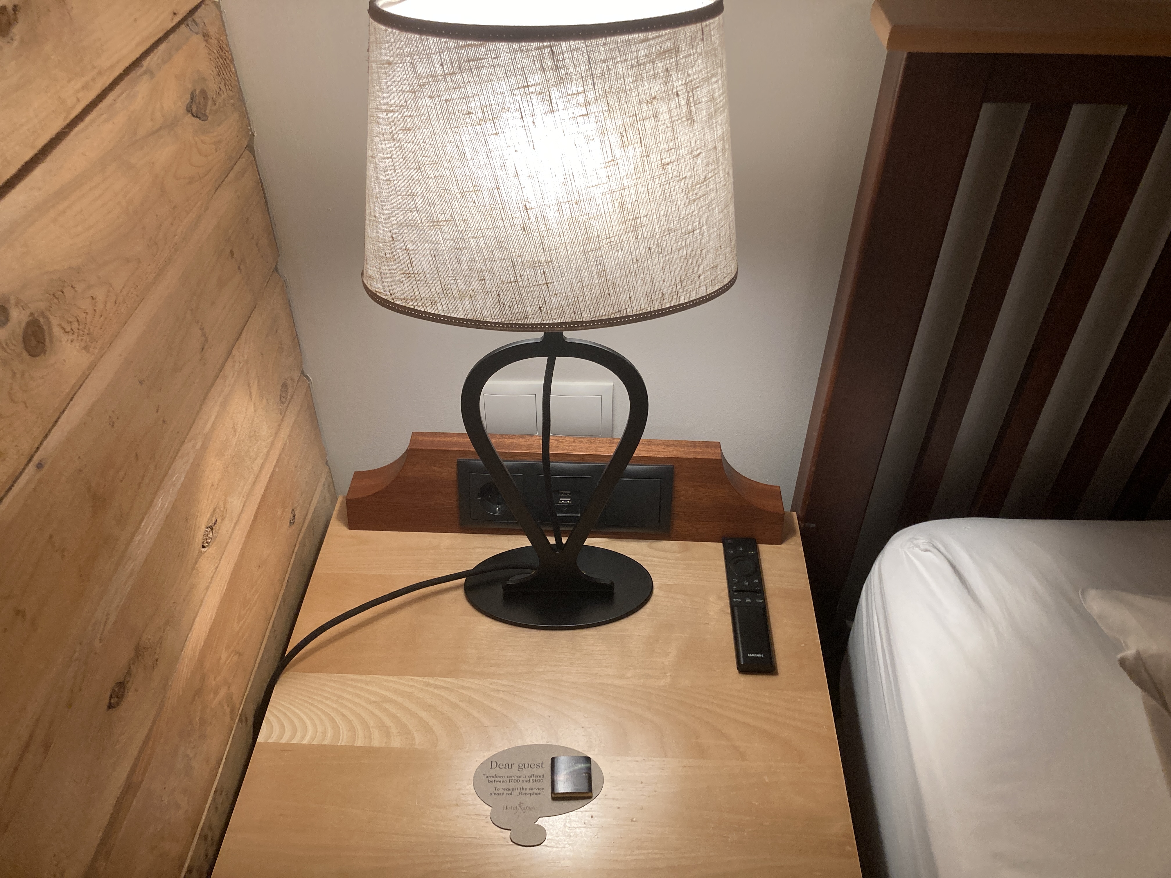 Hotel Ranga deluxe room nightstand