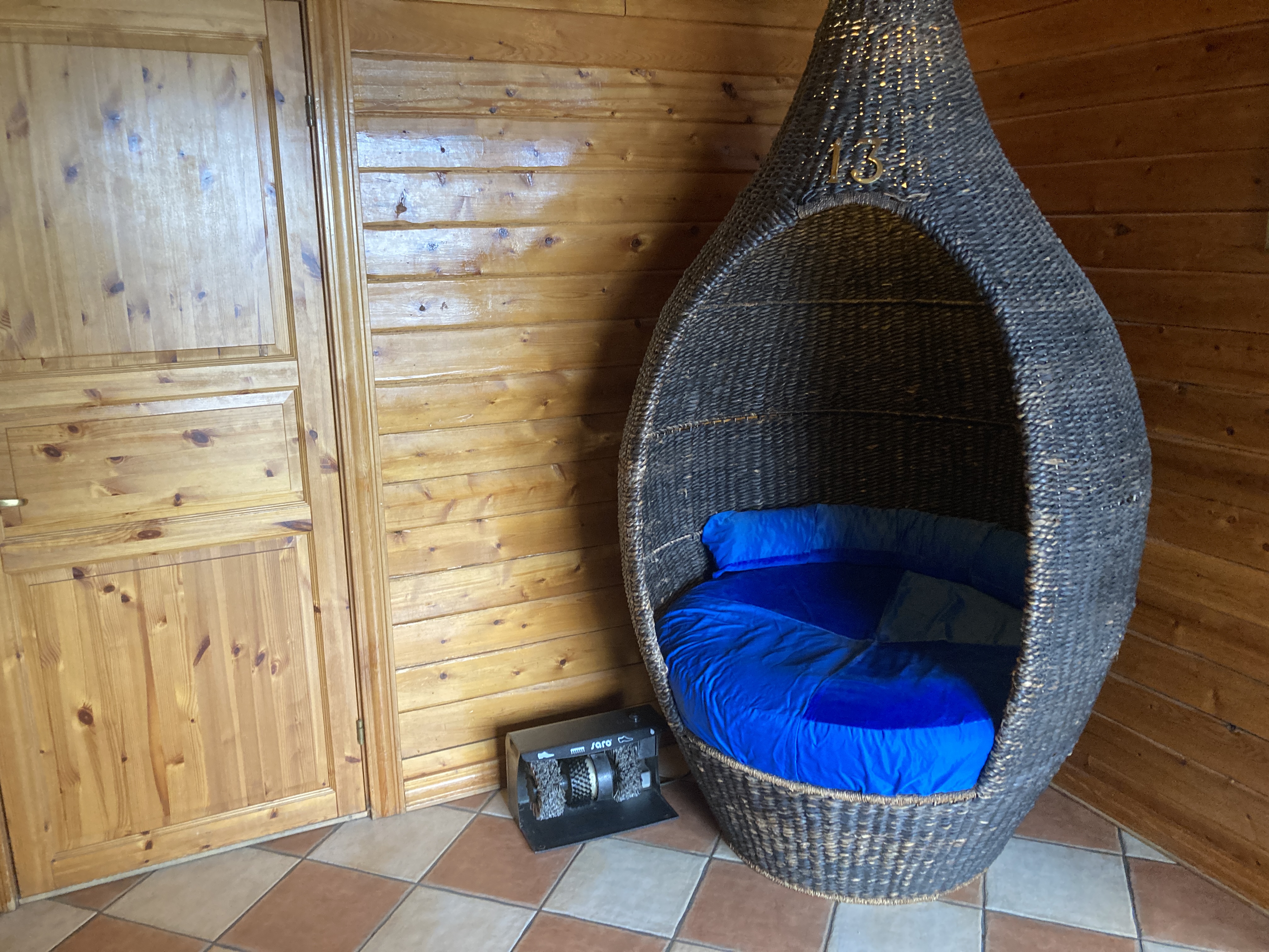 Hotel Ranga lobby seat and boot cleaner