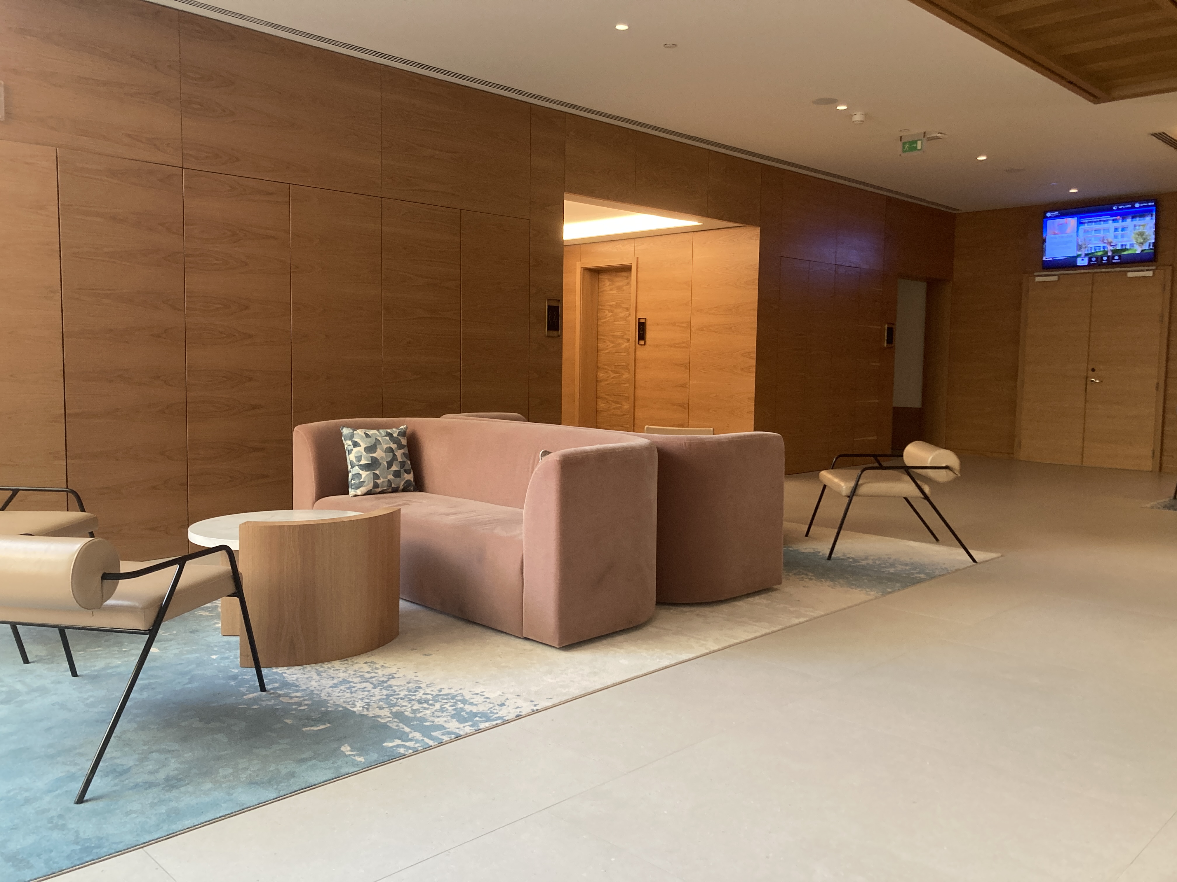 Hyatt Regency Lisbon underground floor seating Hyatt Regency Lisbon underground floor seating