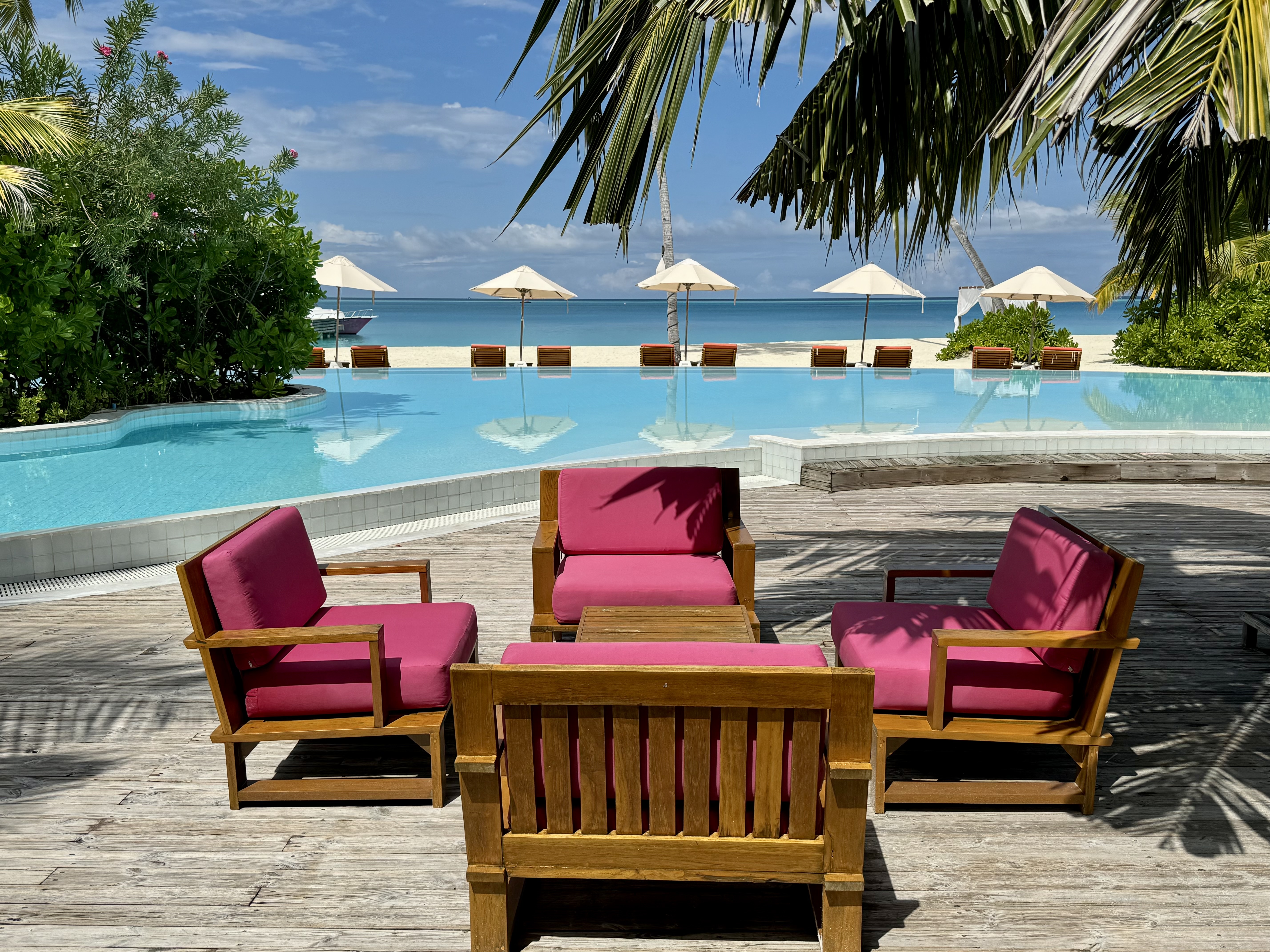 Iru Veli pool and bar