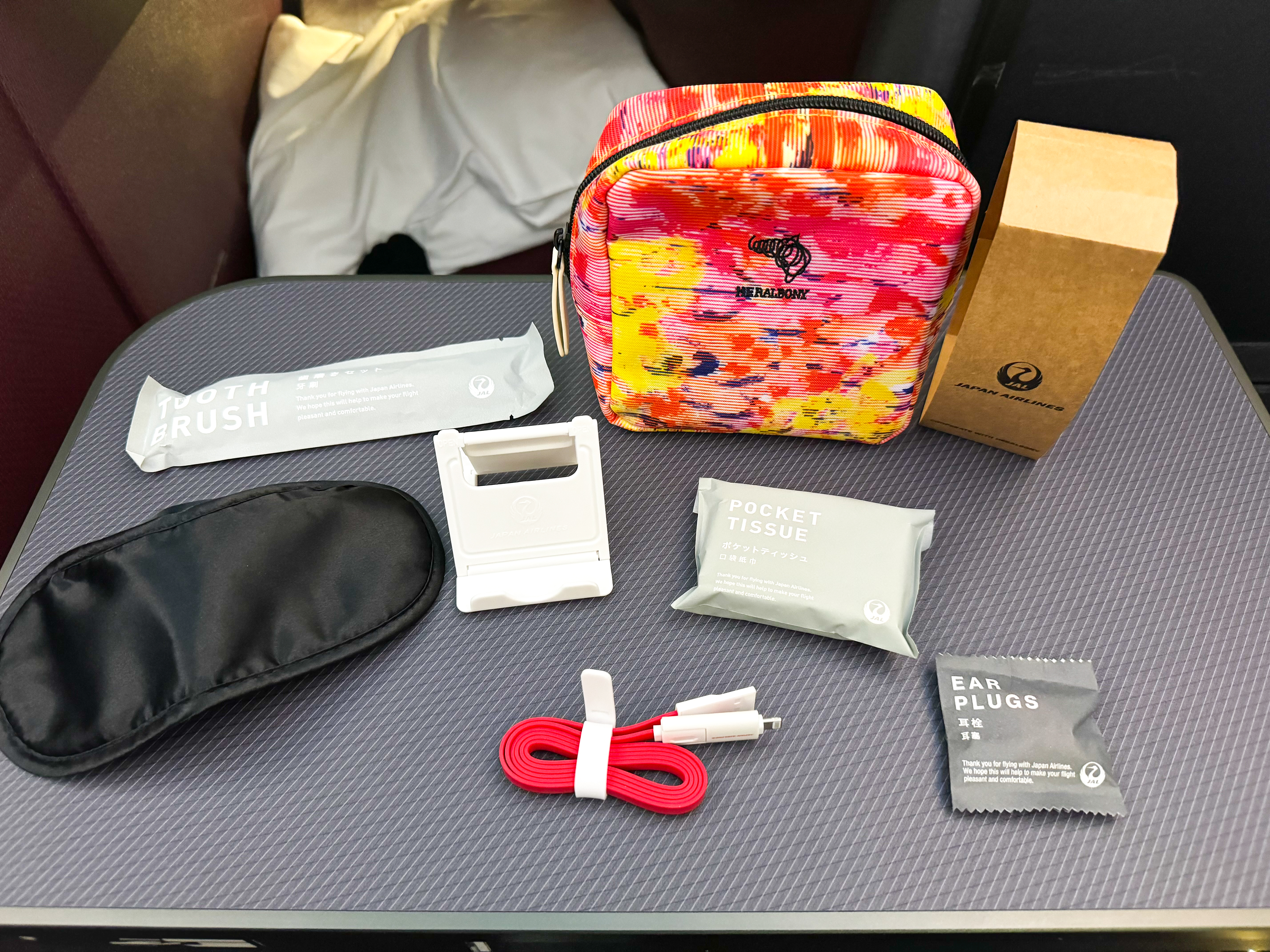 Japan Airlines A350 1000 business amenity kit contents Japan Airlines A350 1000 business amenity kit contents