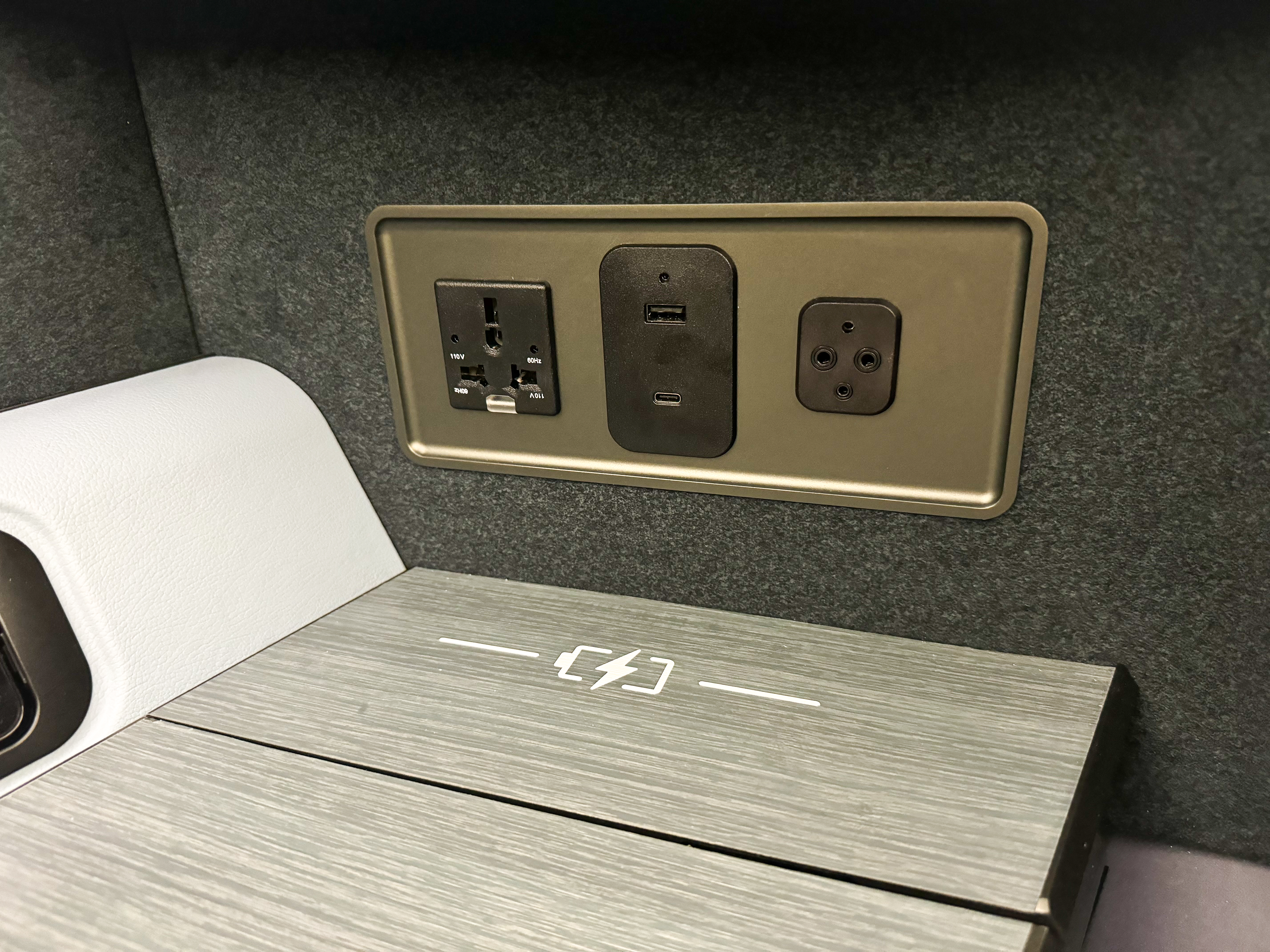 Japan Airlines A350 1000 business wirless charger Japan Airlines A350 1000 business wirless charger