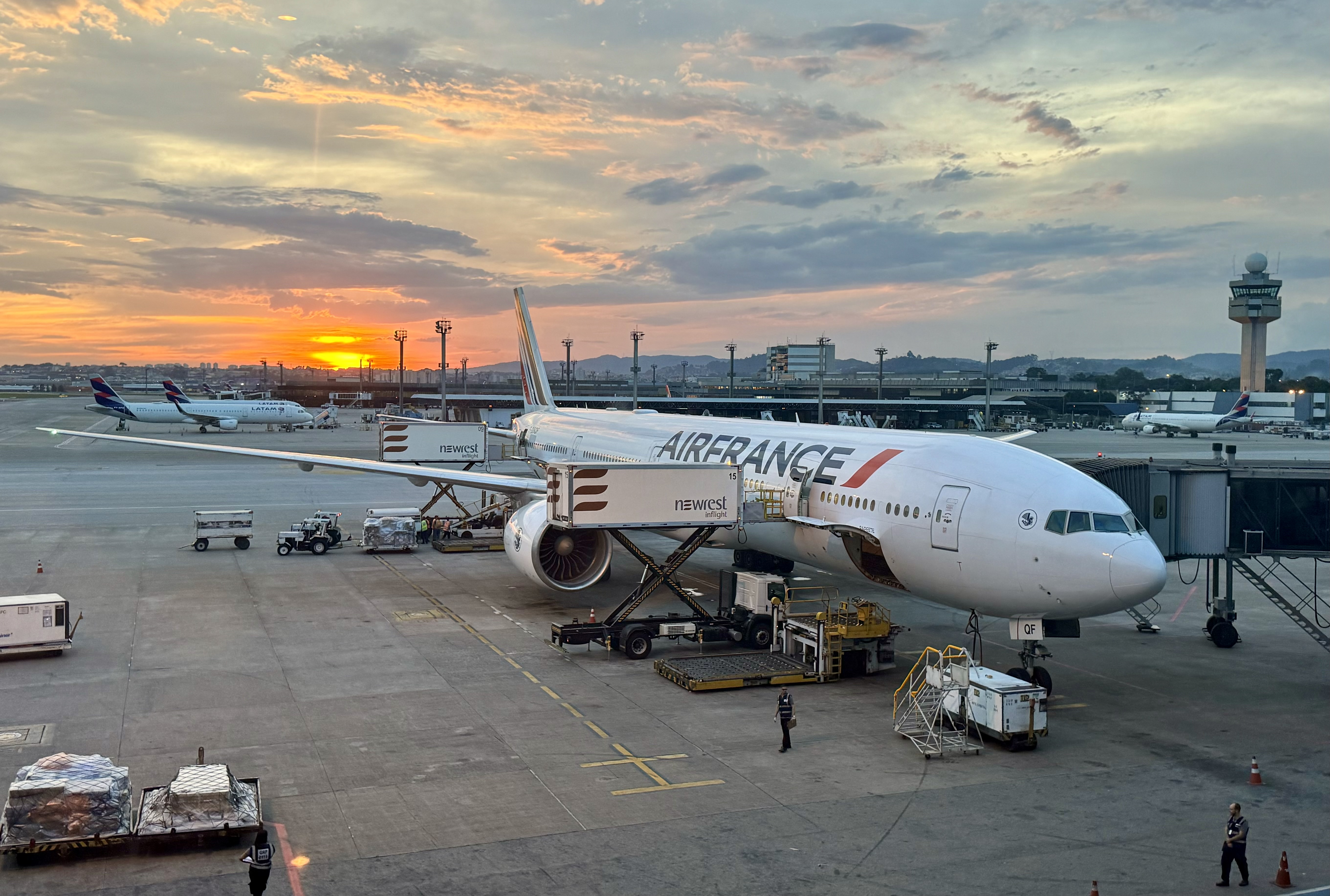 La Premiere Sao Paulo GRU Boeing 777 wide angle