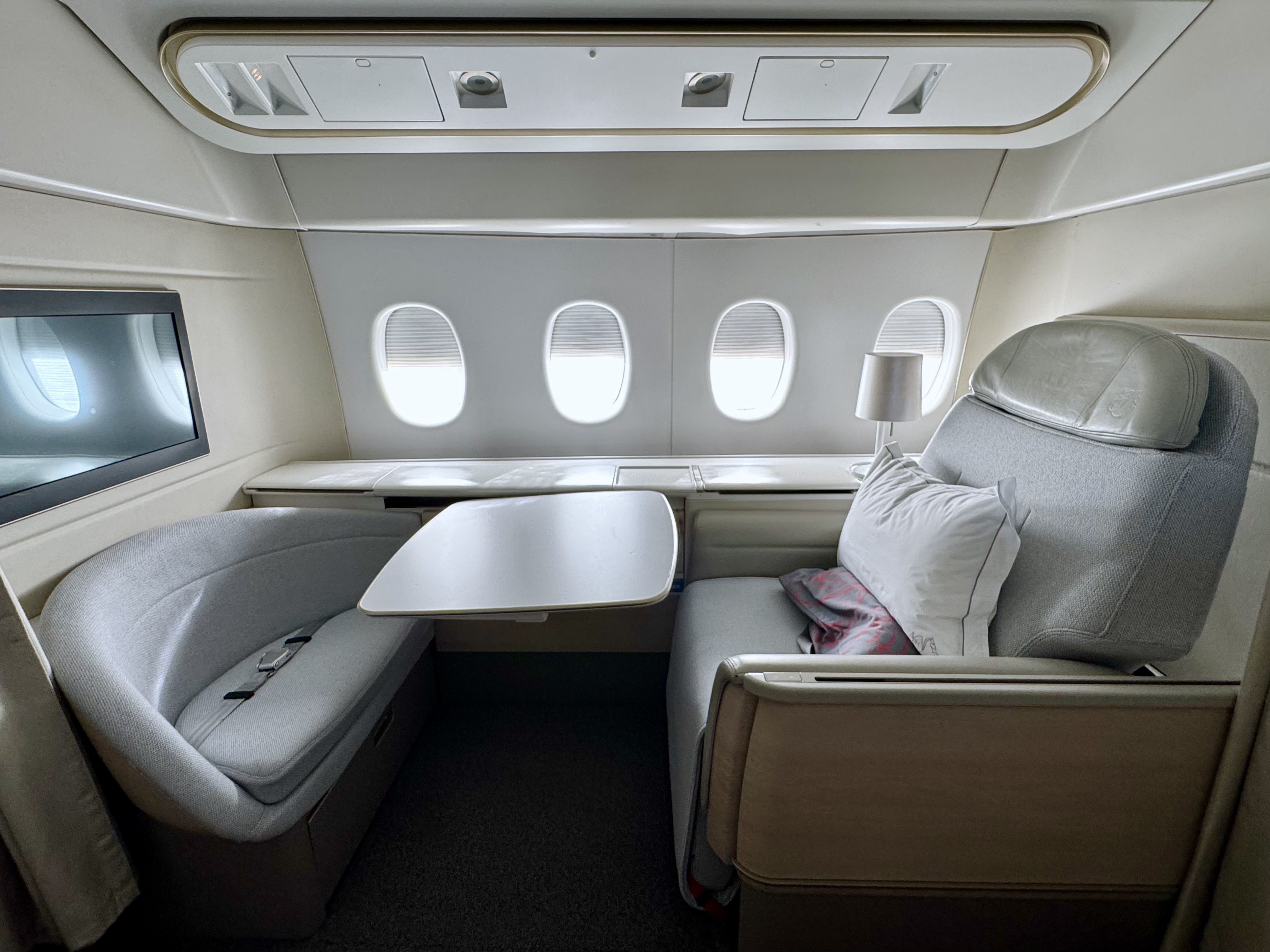 La Premiere seat with table