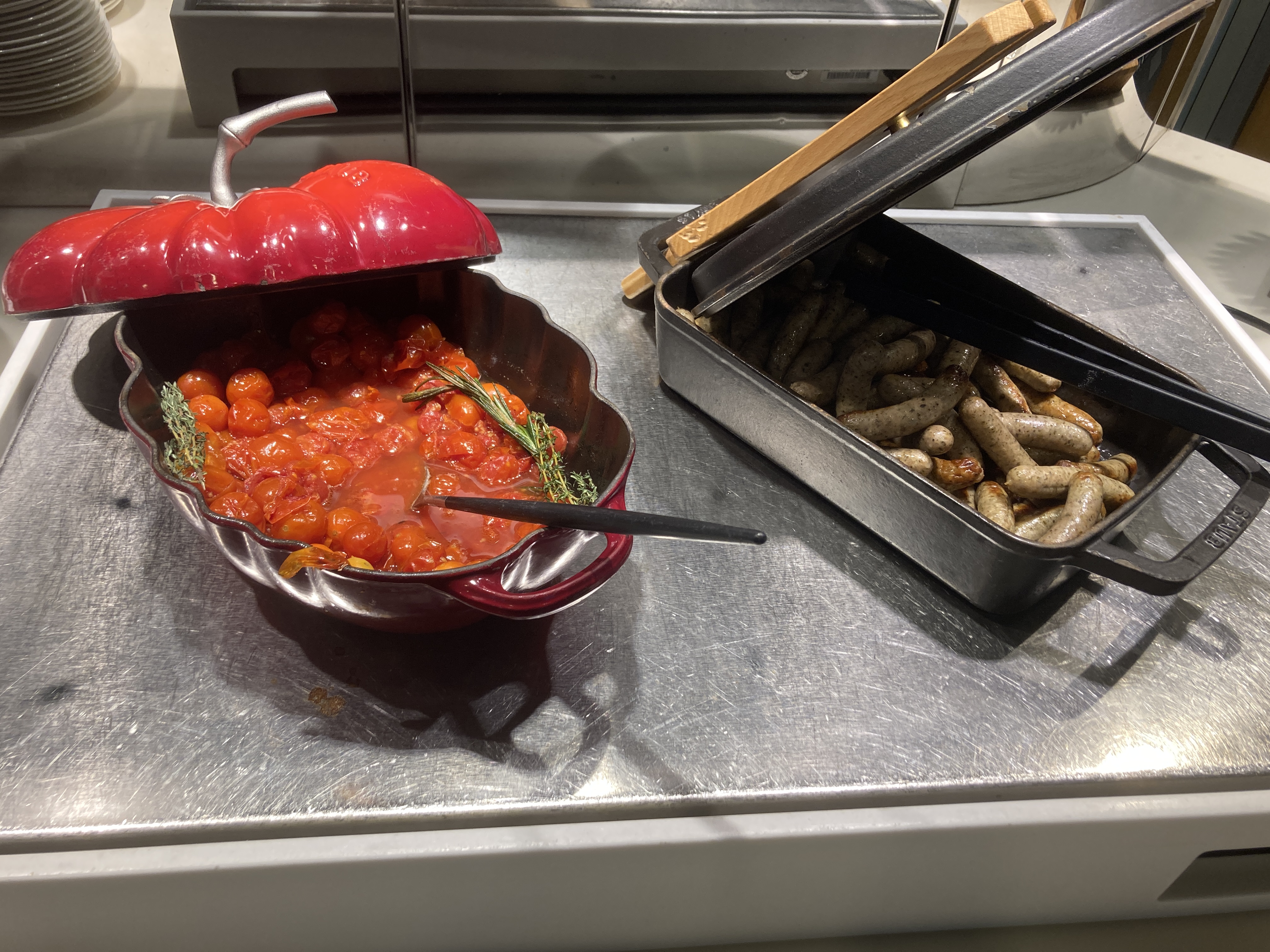 Lufhansa business lounge hot dishes Lufhansa business lounge hot dishes