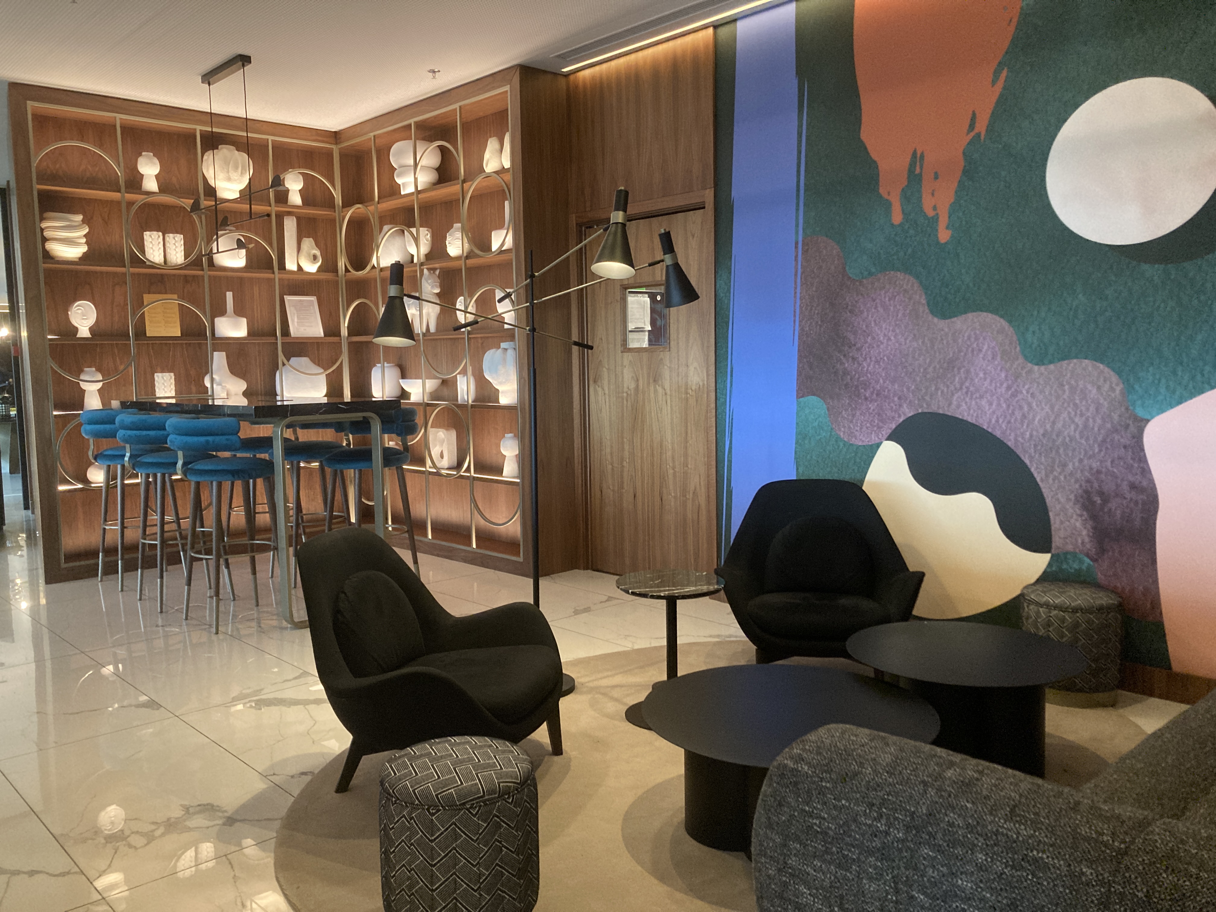 Renaissance Porto Lapa Hotel bar area seating
