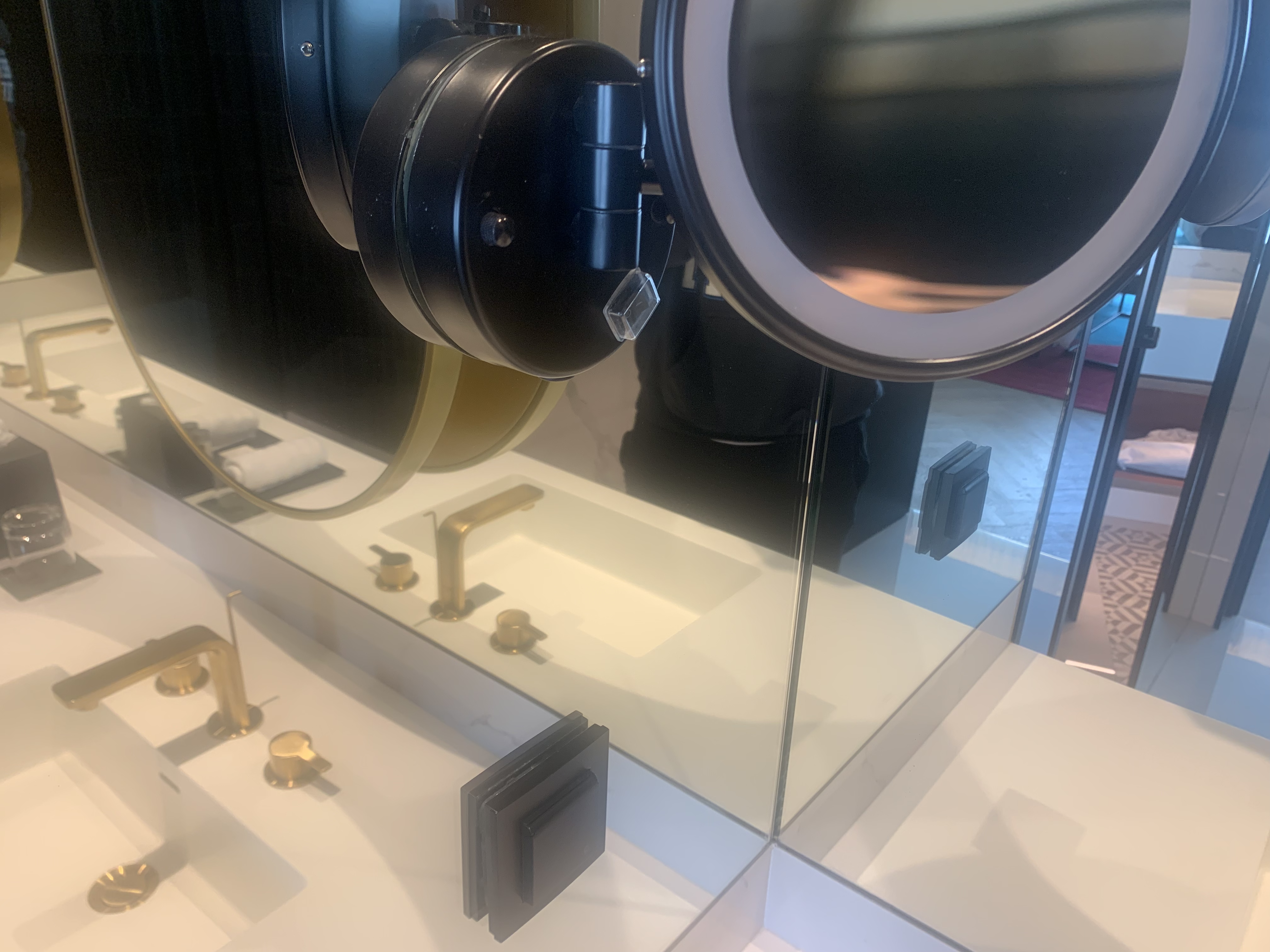 Renaissance Porto Lapa Hotel bathroom outlet and makeup mirror