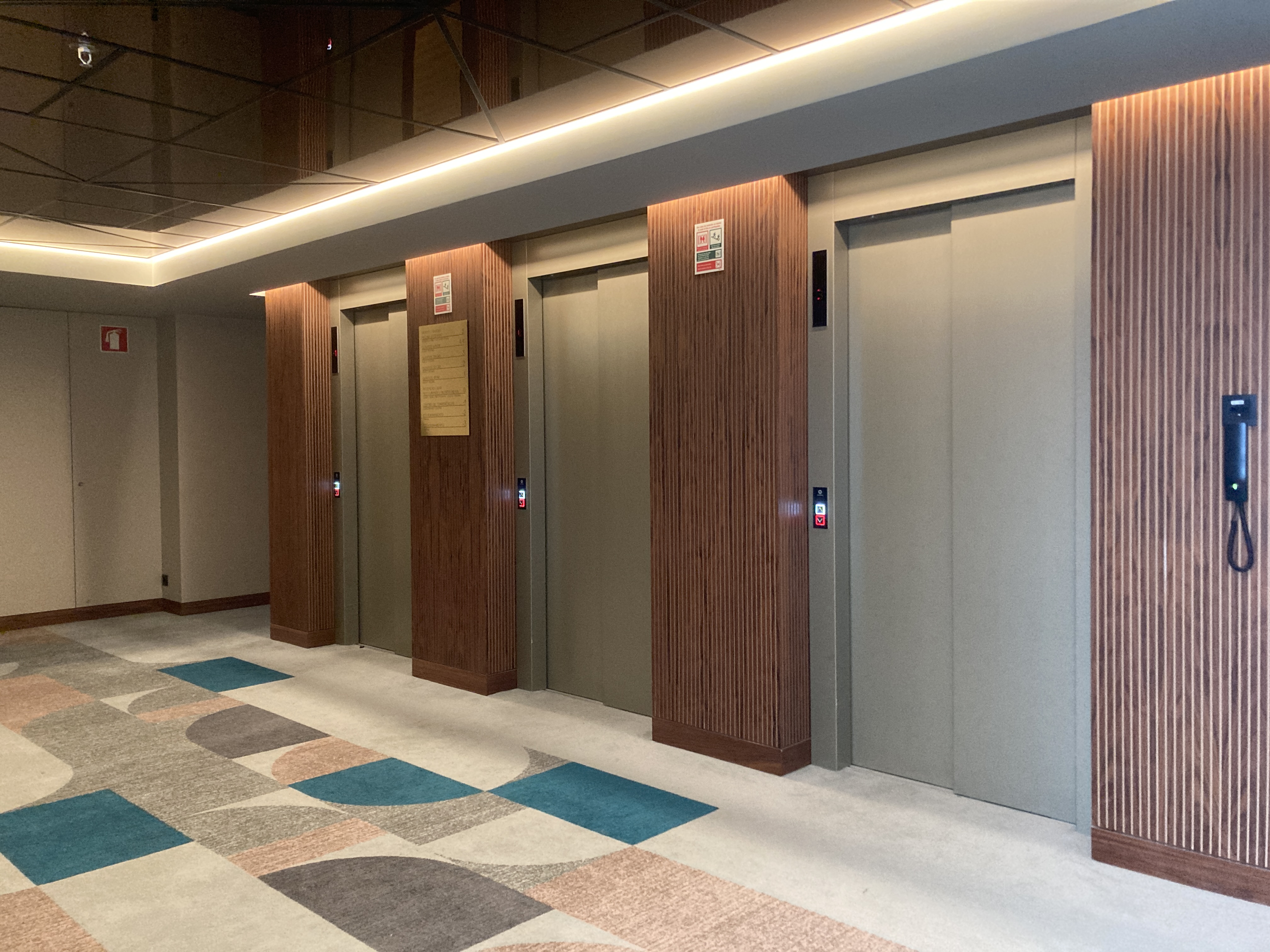 Renaissance Porto Lapa Hotel elevator bank