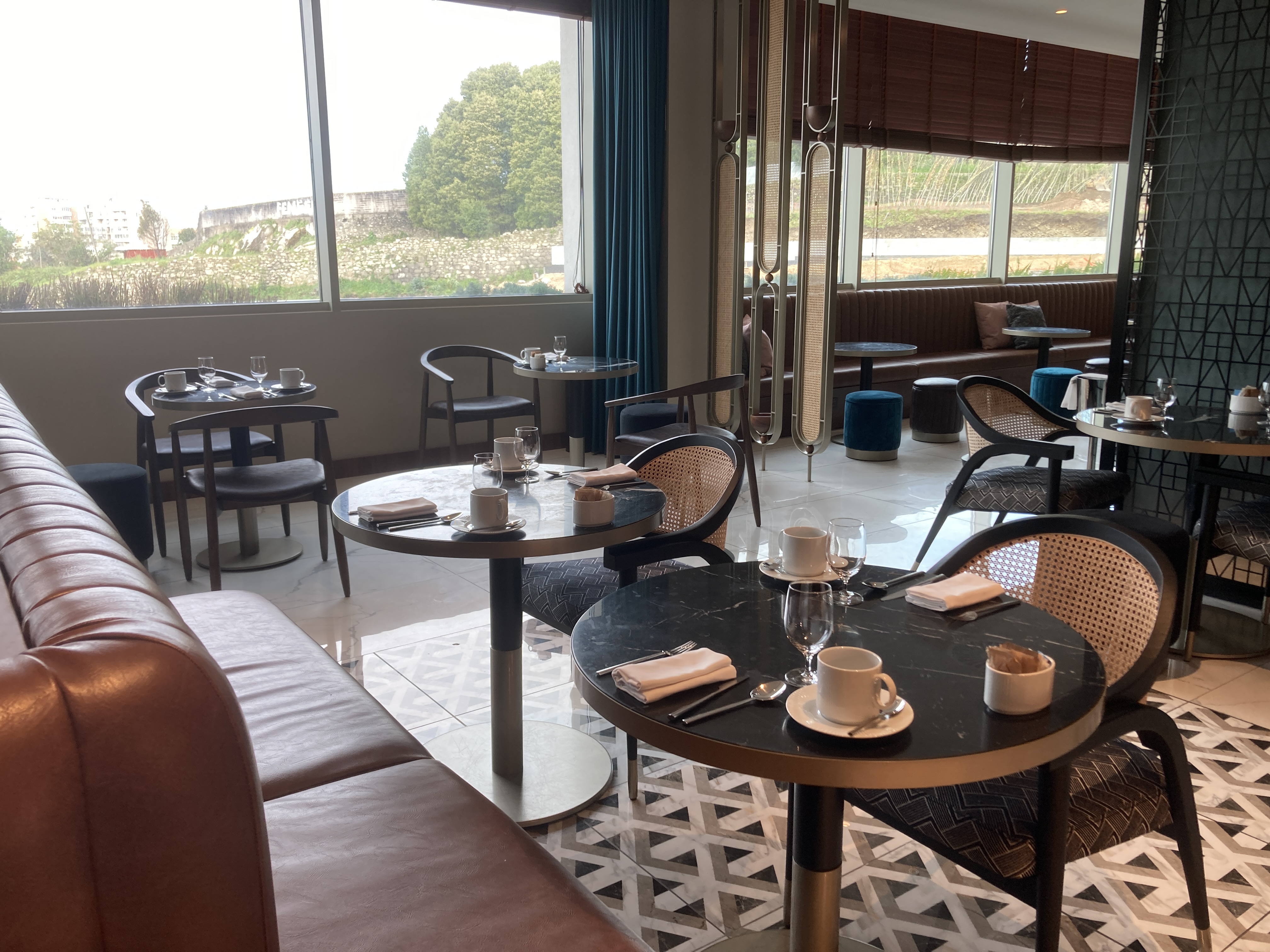 Renaissance Porto Lapa Hotel restaurant seating
