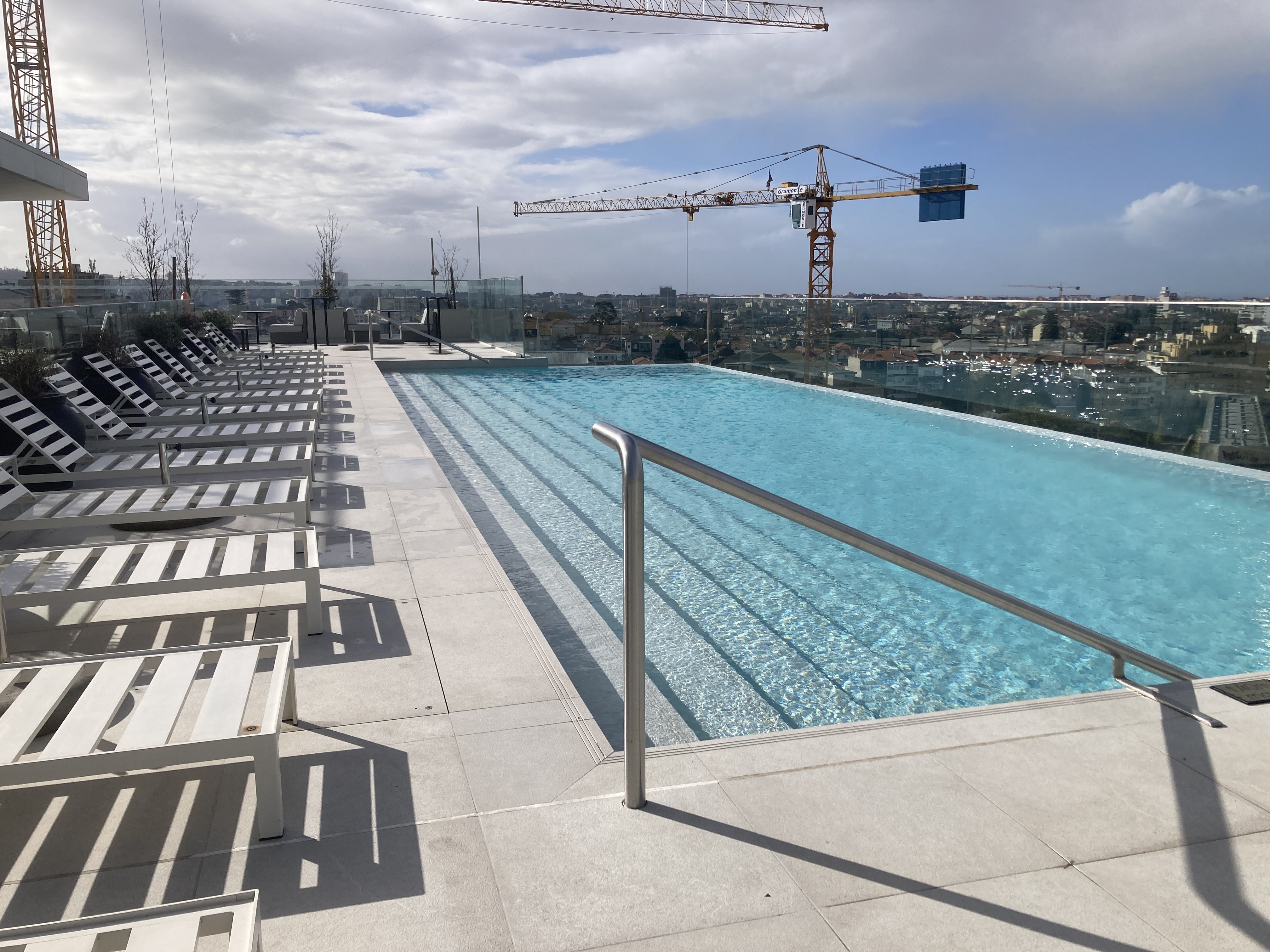 Renaissance Porto Lapa Hotel rooftop pool