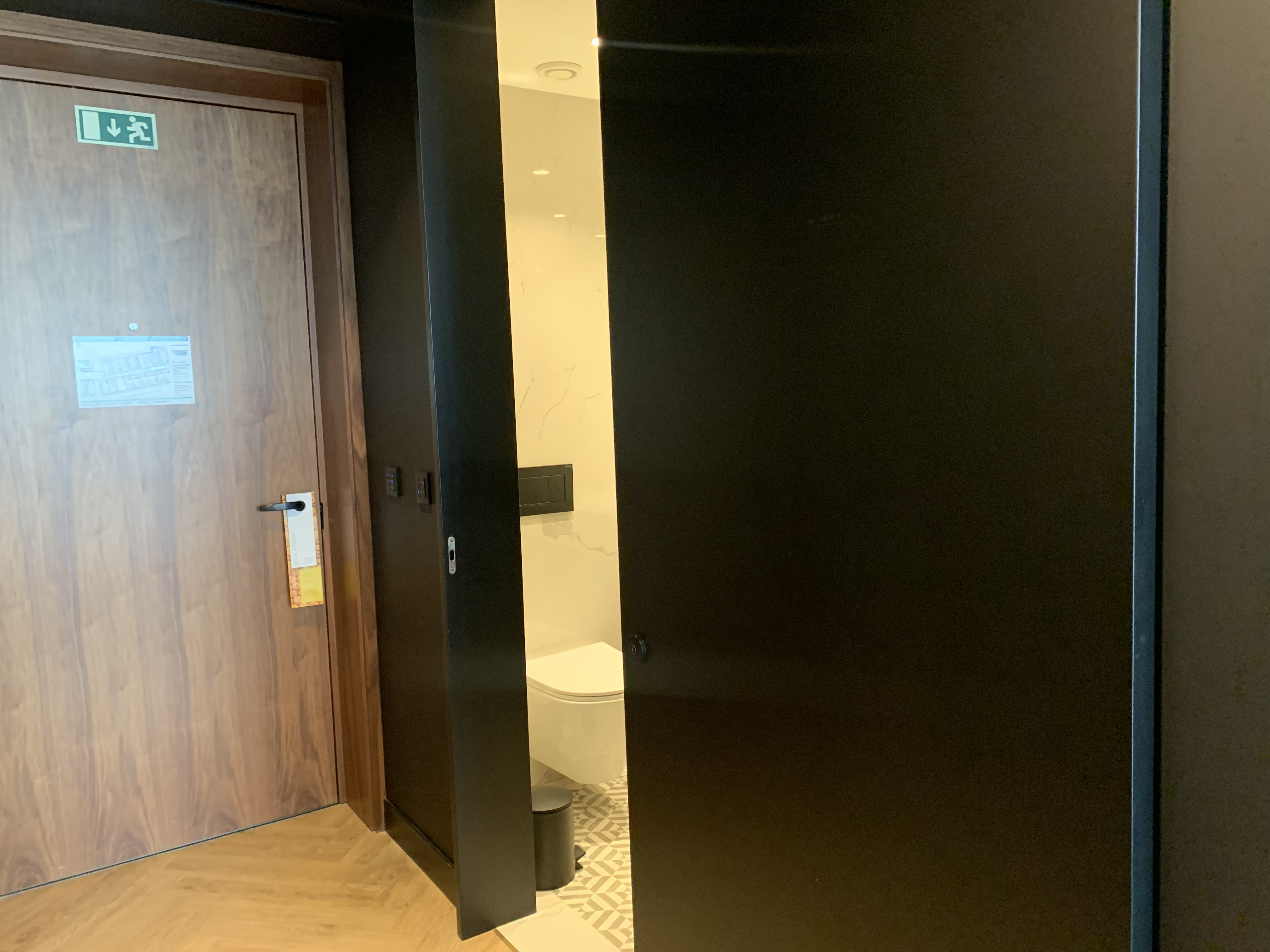 Renaissance Porto Lapa Hotel second bathroom sliding door