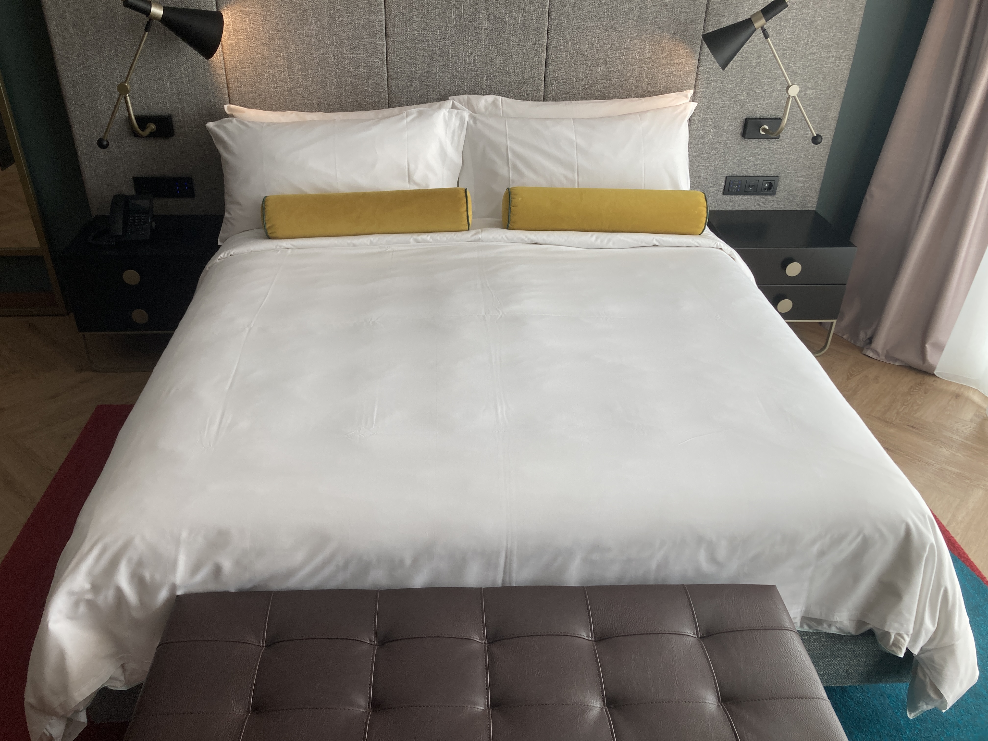 Renaissance Porto Lapa Hotel suite bed